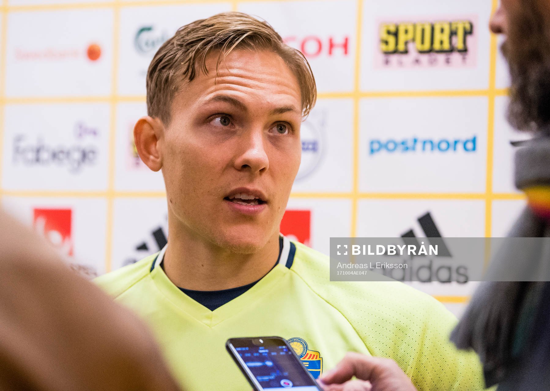Sveriges Ludwig Augustinsson intervjuas av media i mixed zone efter en träning med Sveriges fotbollslandslag den 4 oktober 2017 i Stockholm.