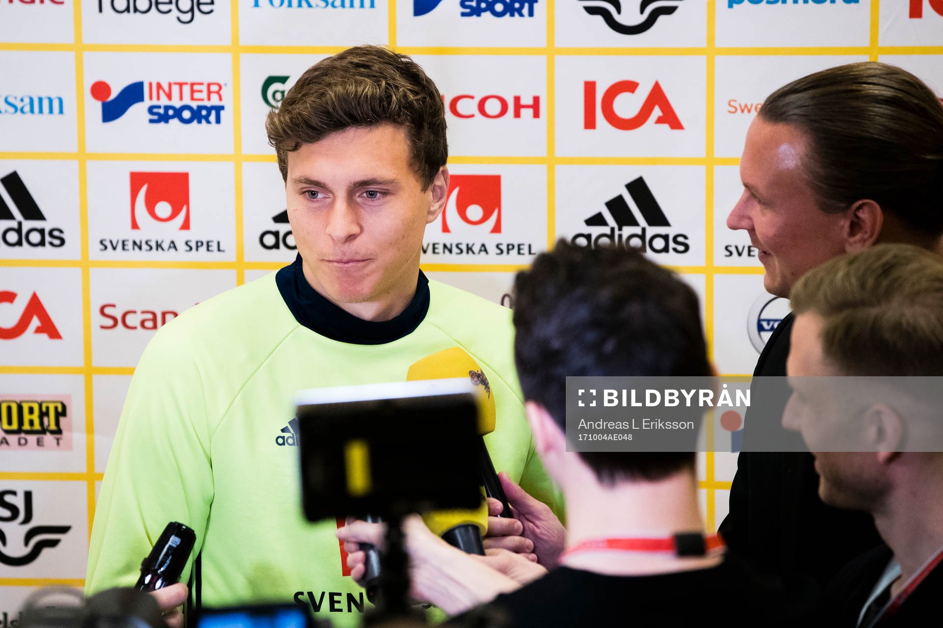 Sveriges Victor Nilsson Lindelöf intervjuas av media i mixed zone efter en träning med Sveriges fotbollslandslag den 4 oktober 2017 i Stockholm.