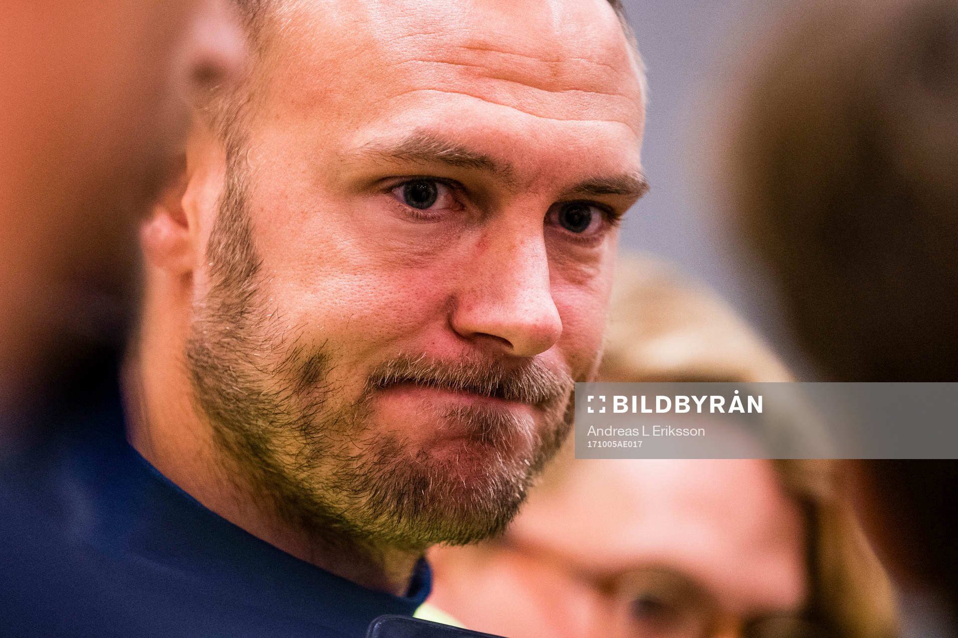 Sveriges Andreas Granqvist blir intervjuad av media i mixed zone under en pressträff med Sveriges fotbollslandslag den 5 oktober 2017 i Stockholm.