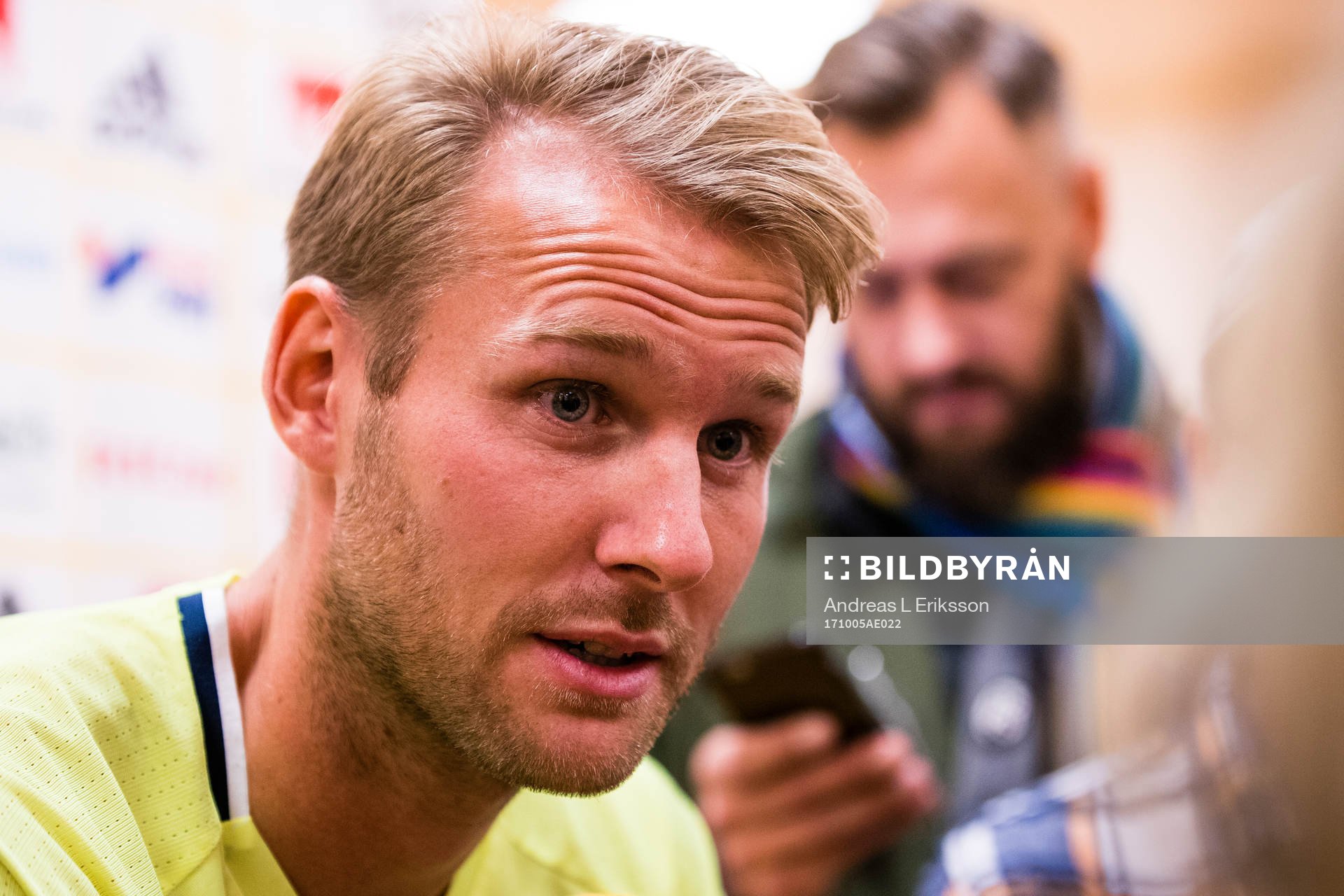 Sveriges Ola Toivonen blir intervjuad av media i mixed zone under en pressträff med Sveriges fotbollslandslag den 5 oktober 2017 i Stockholm.