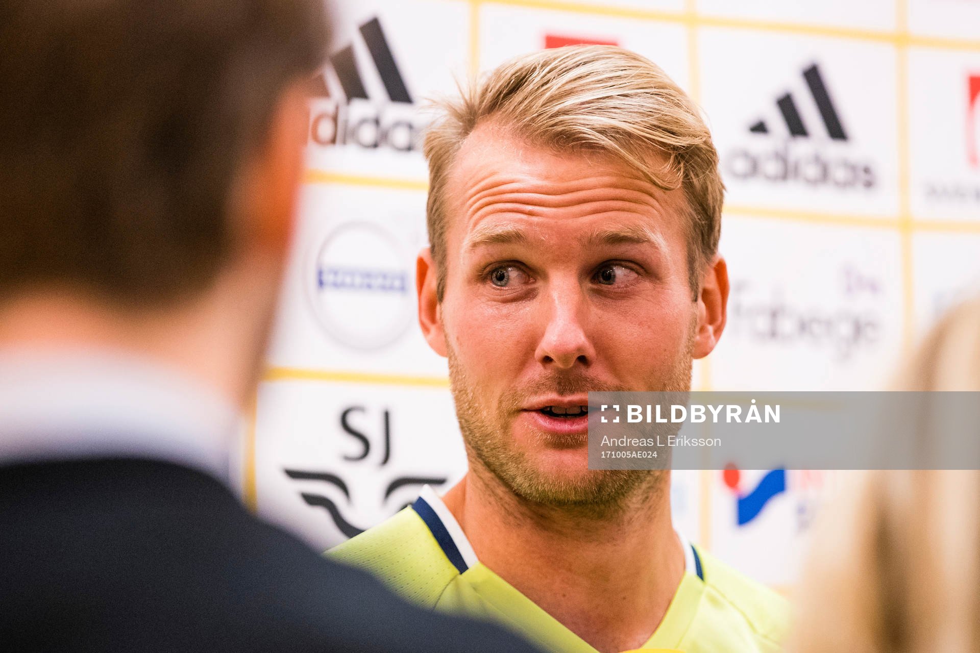 Sveriges Ola Toivonen blir intervjuad av media i mixed zone under en pressträff med Sveriges fotbollslandslag den 5 oktober 2017 i Stockholm.