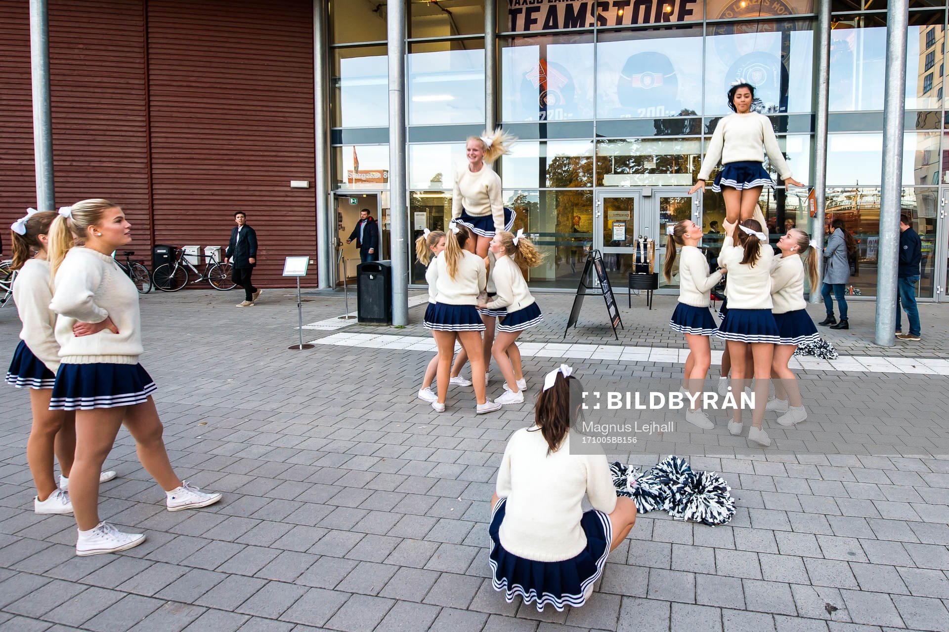 cheerleaders utanför Vida Arena innan ishockeymatchen i