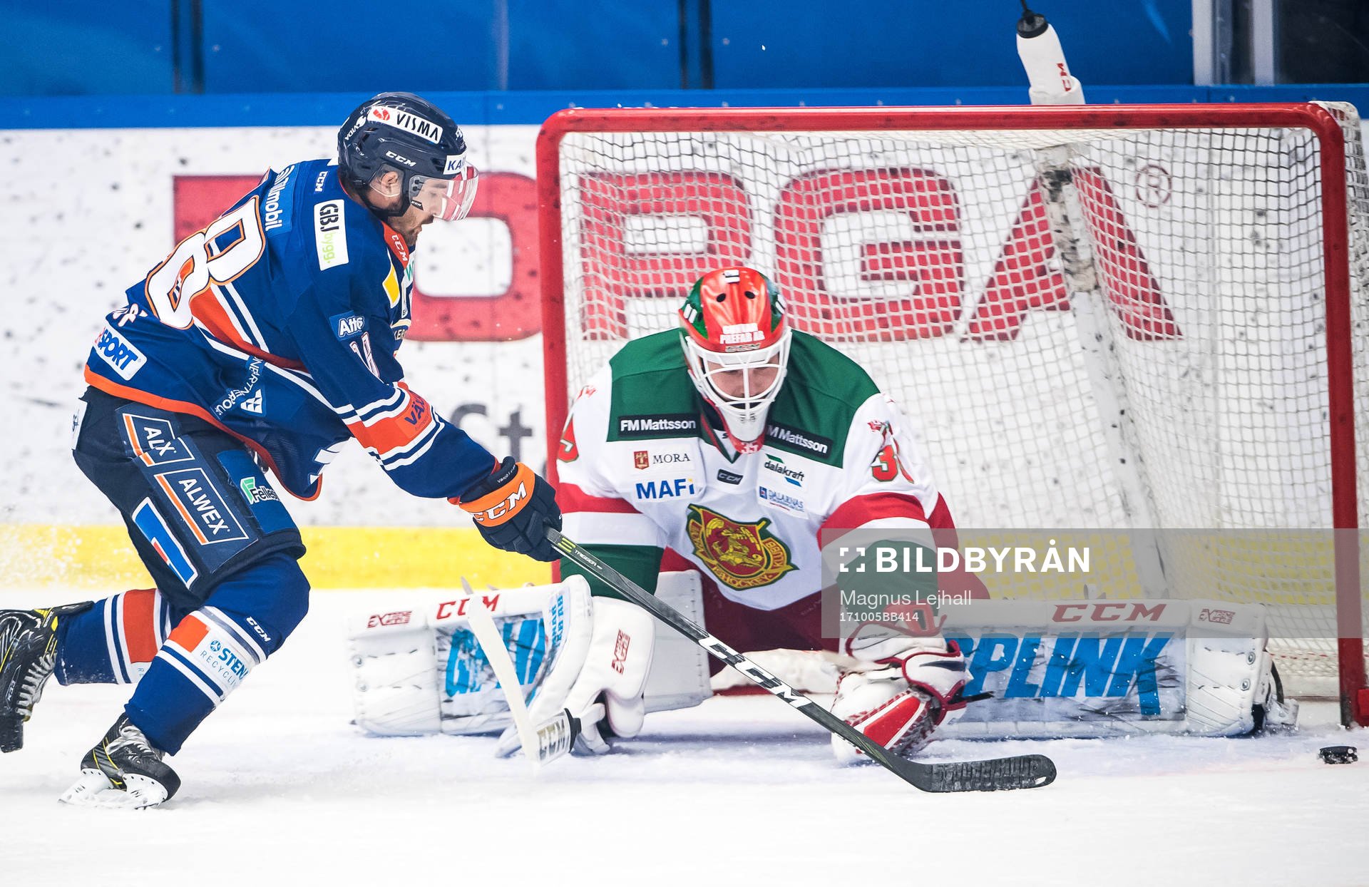 Växjös Adam Brodecki  utmanar framför Moras målvakt