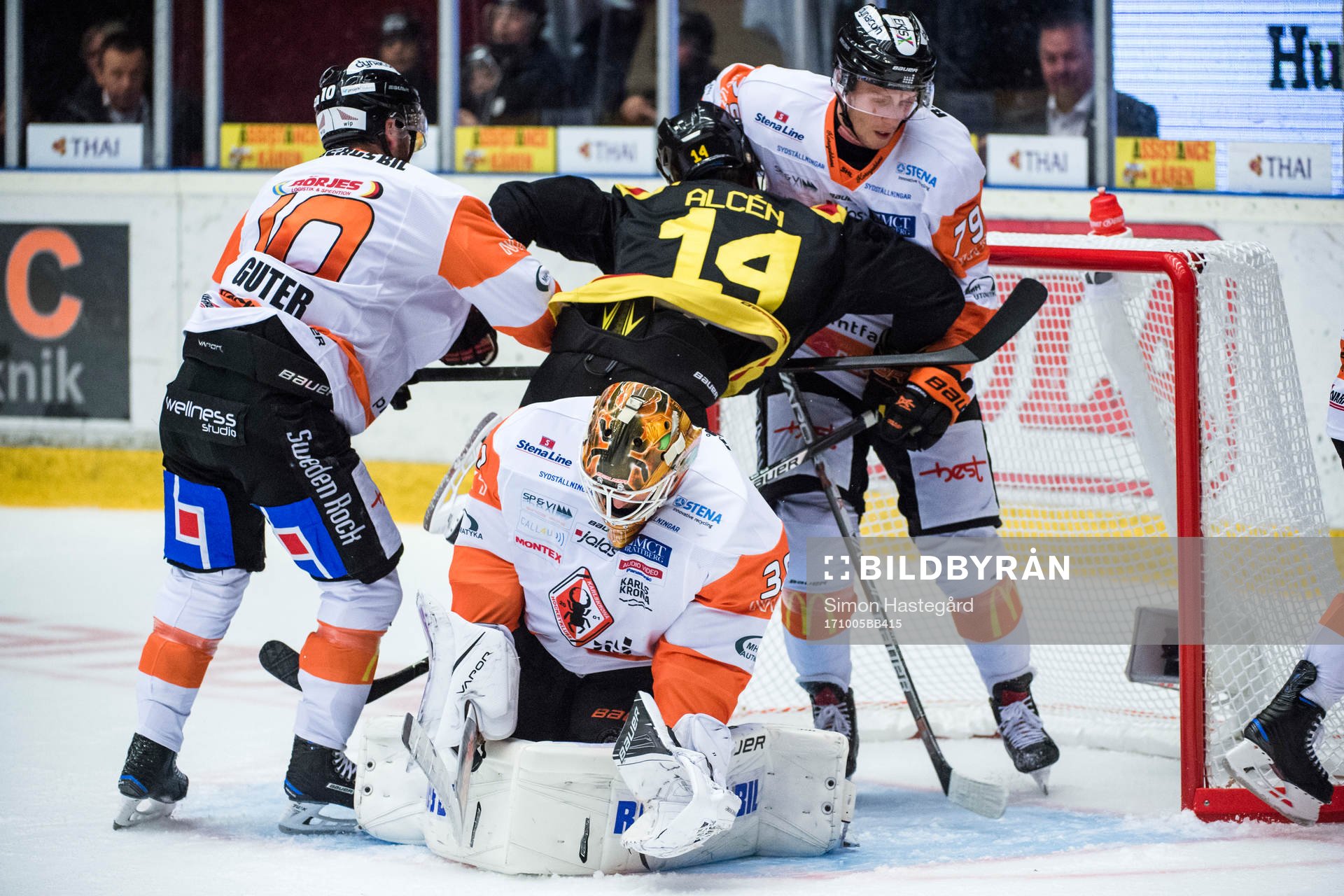Brynäs Johan Alcén i en kamp mot Karlskronas Mattias
