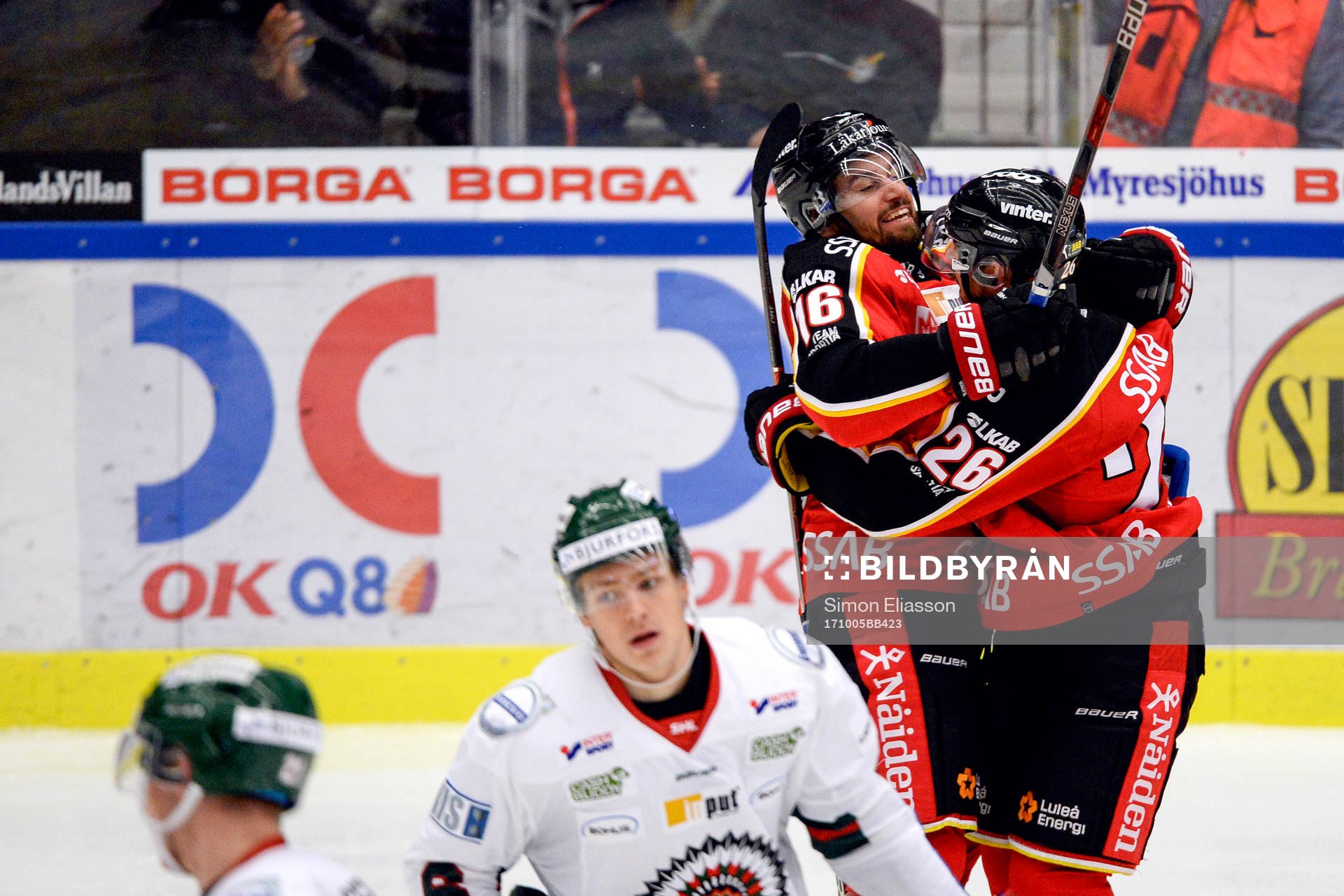 Luleås Niklas Olausson och Joey Hishon jublar