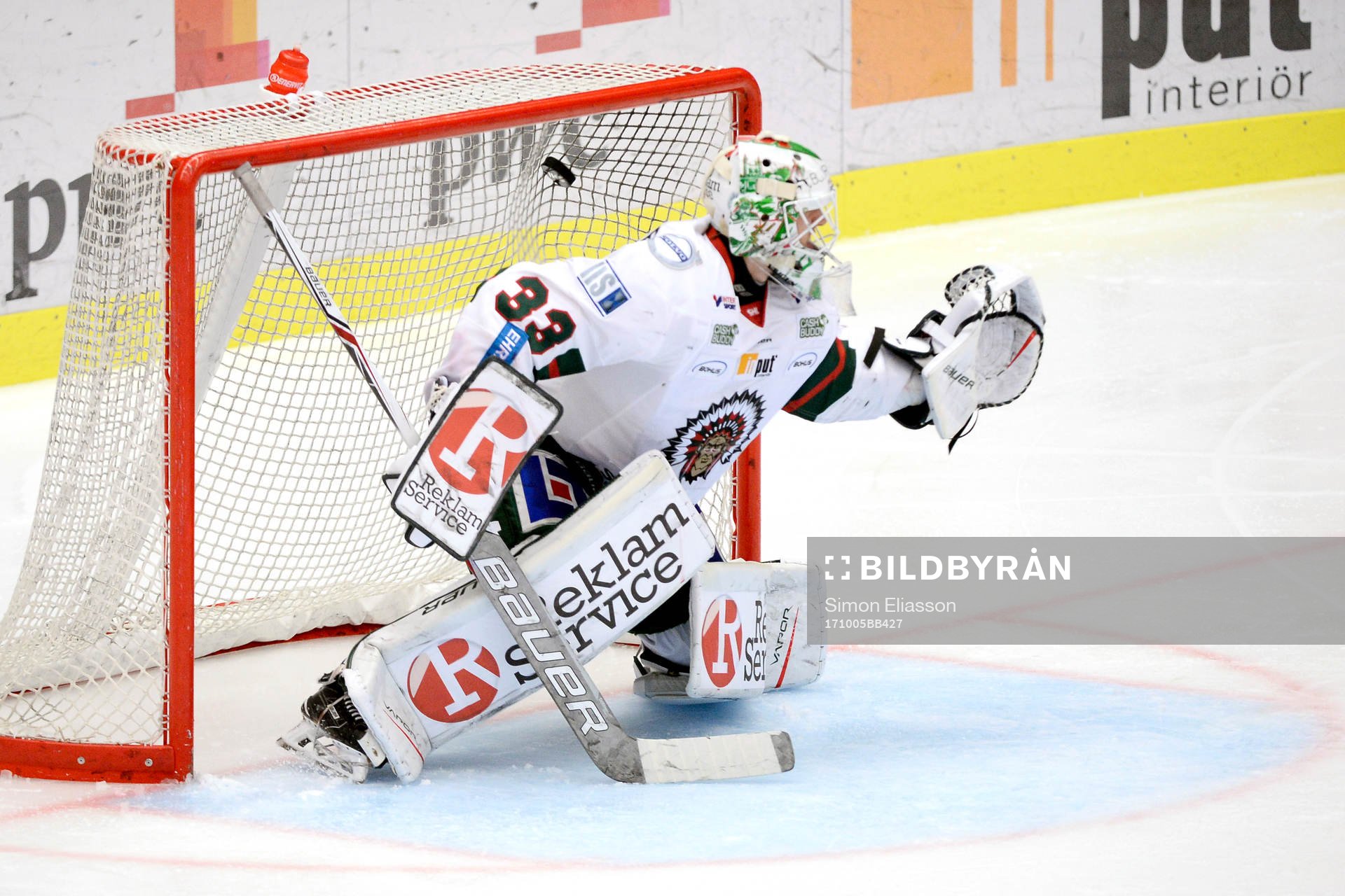 Luleås Joey Hishon (ej i bild) gör 2-1 bakom Frölundas