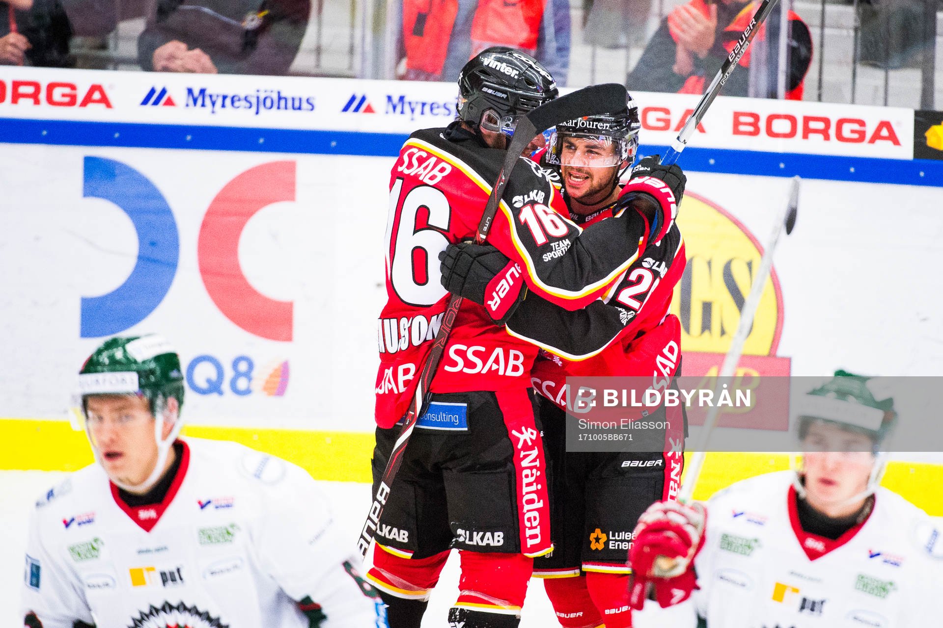 Luleås Niklas Olausson och Joey Hishon jublar