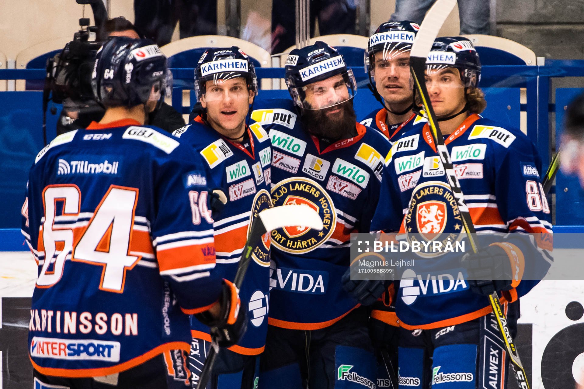 Växjös Linus Fröberg  jublar med lagkamrater