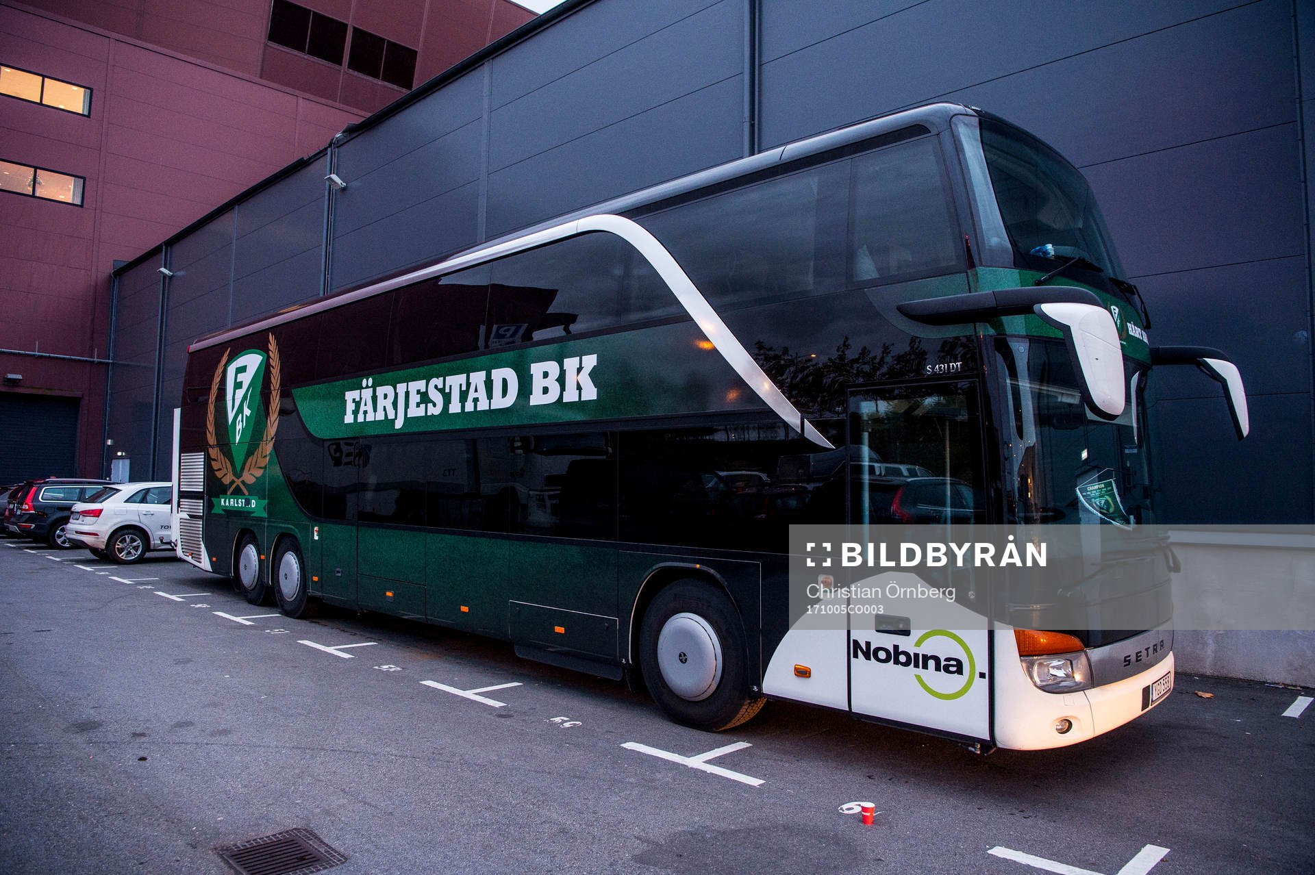 Färjestads spelarbuss utanför Malmö Arena innan