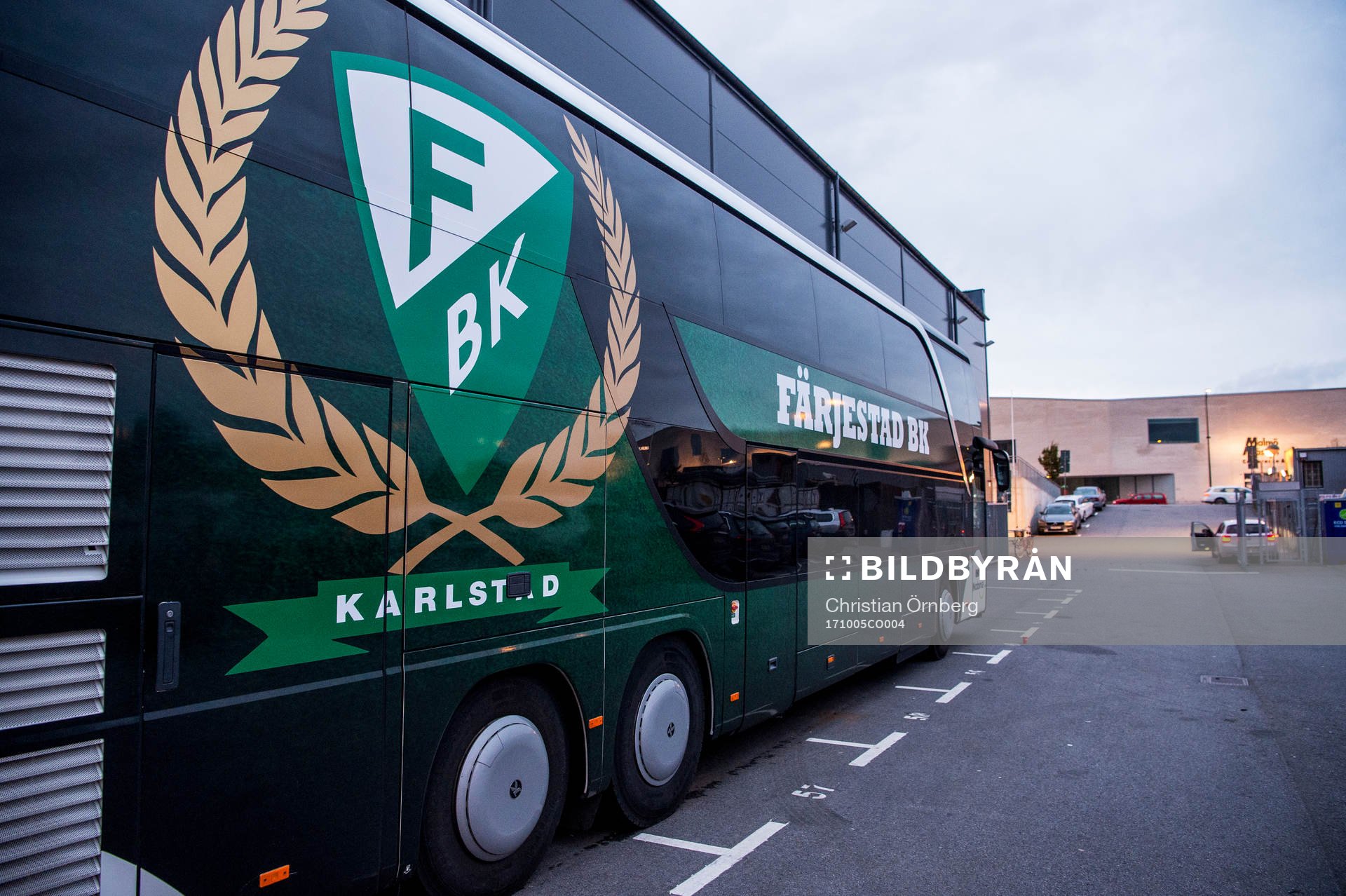 Färjestads spelarbuss utanför Malmö Arena innan