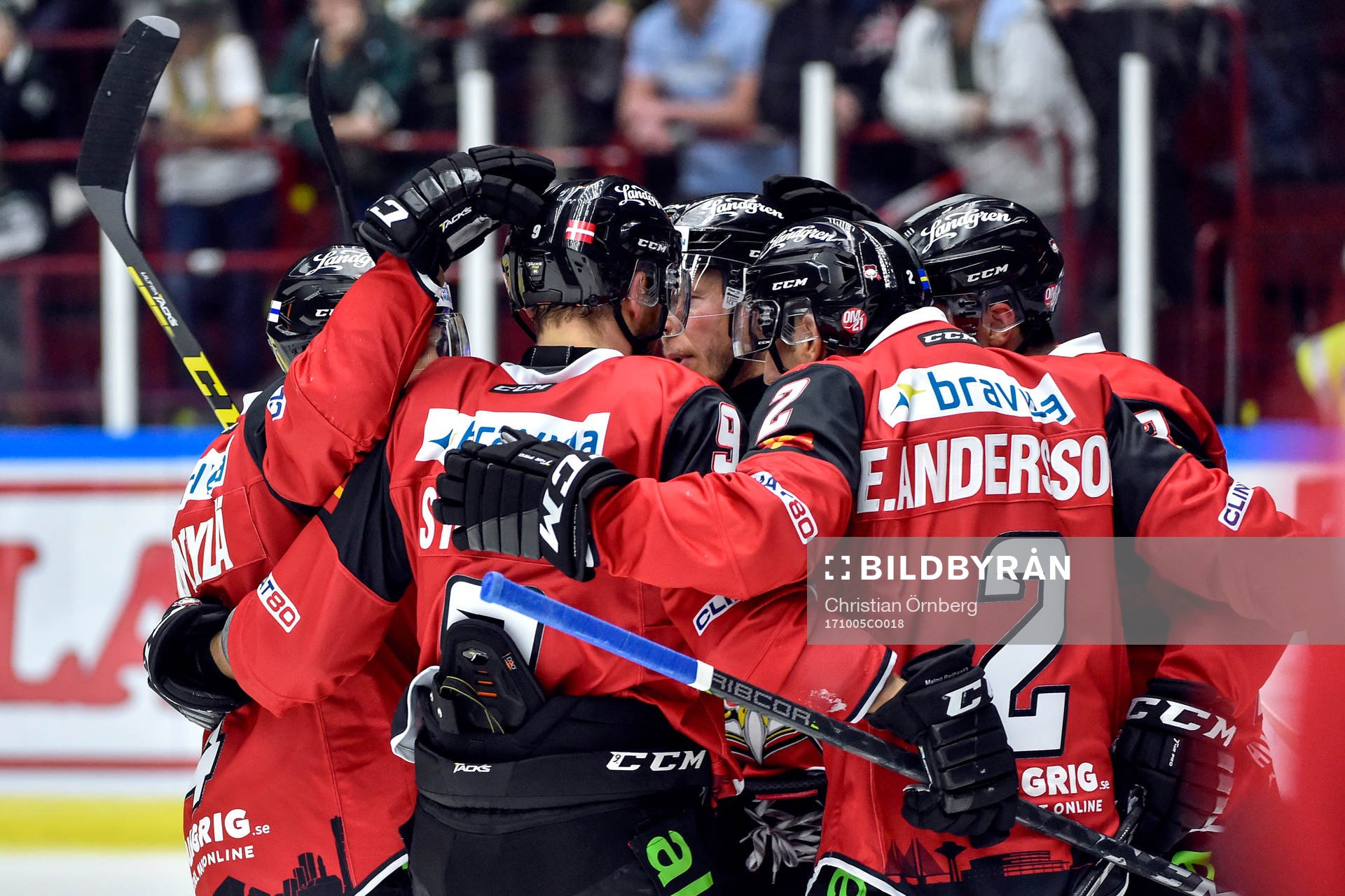 Malmö Redhawks Nichlas Hardt jublar med lagkamrater