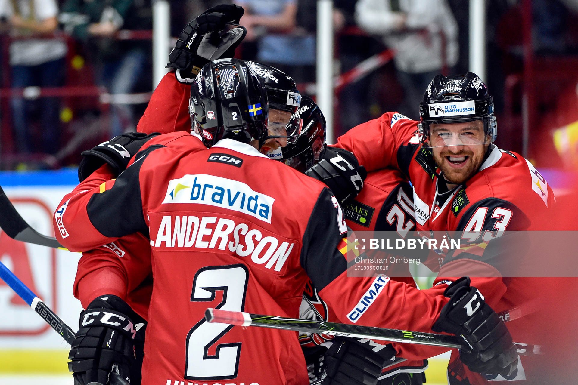 Malmö Redhawks Nichlas Hardt jublar med lagkamrater