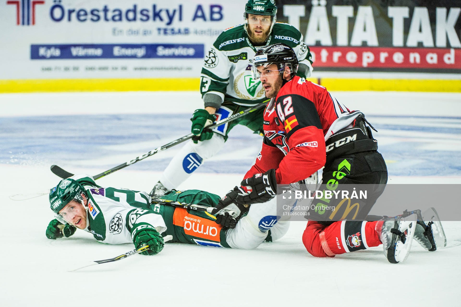 Färjestads Per Åslund och Malmö Redhawks Niklas Arell