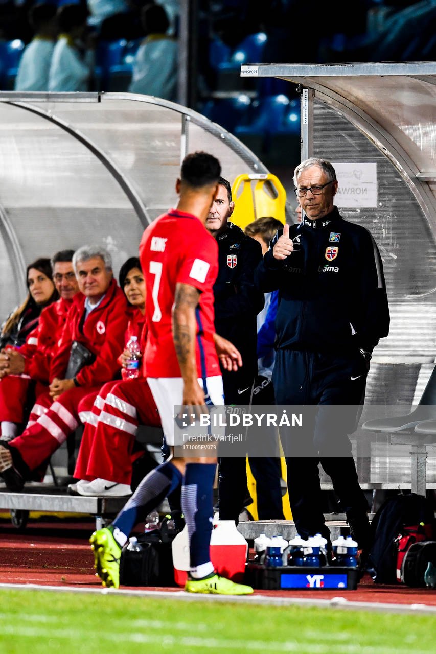 Lars Lagerbäck, head coach of Norway, gives thumbs up to