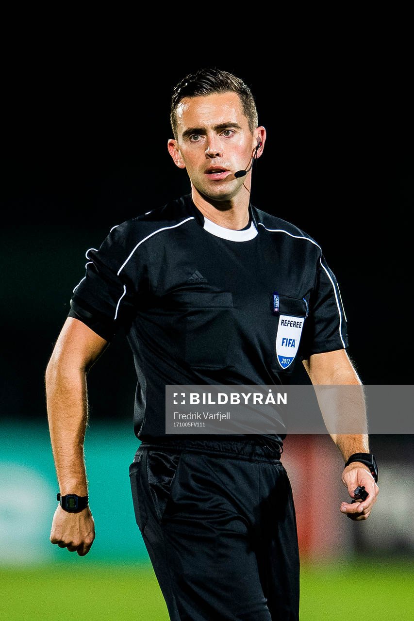 The referee Andrew Dallas of Scotland