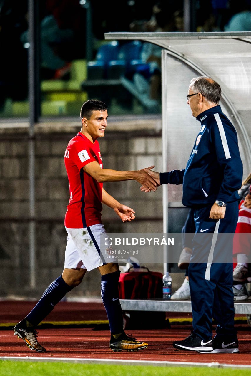 Mohamed Elyounoussi and Lars Lagerbäck, head coach of