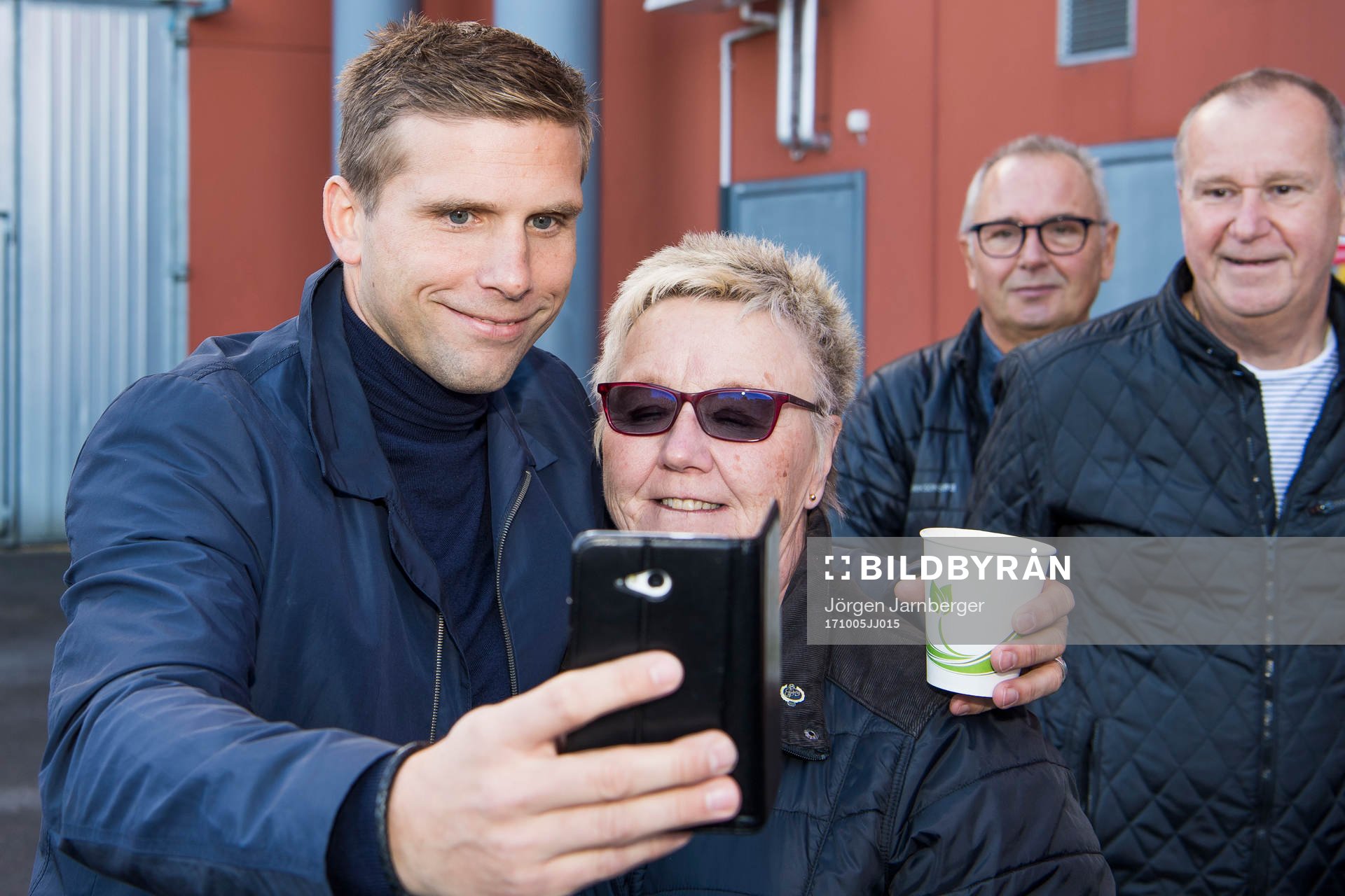 Anders Svensson ställer upp på fotografering då Anders