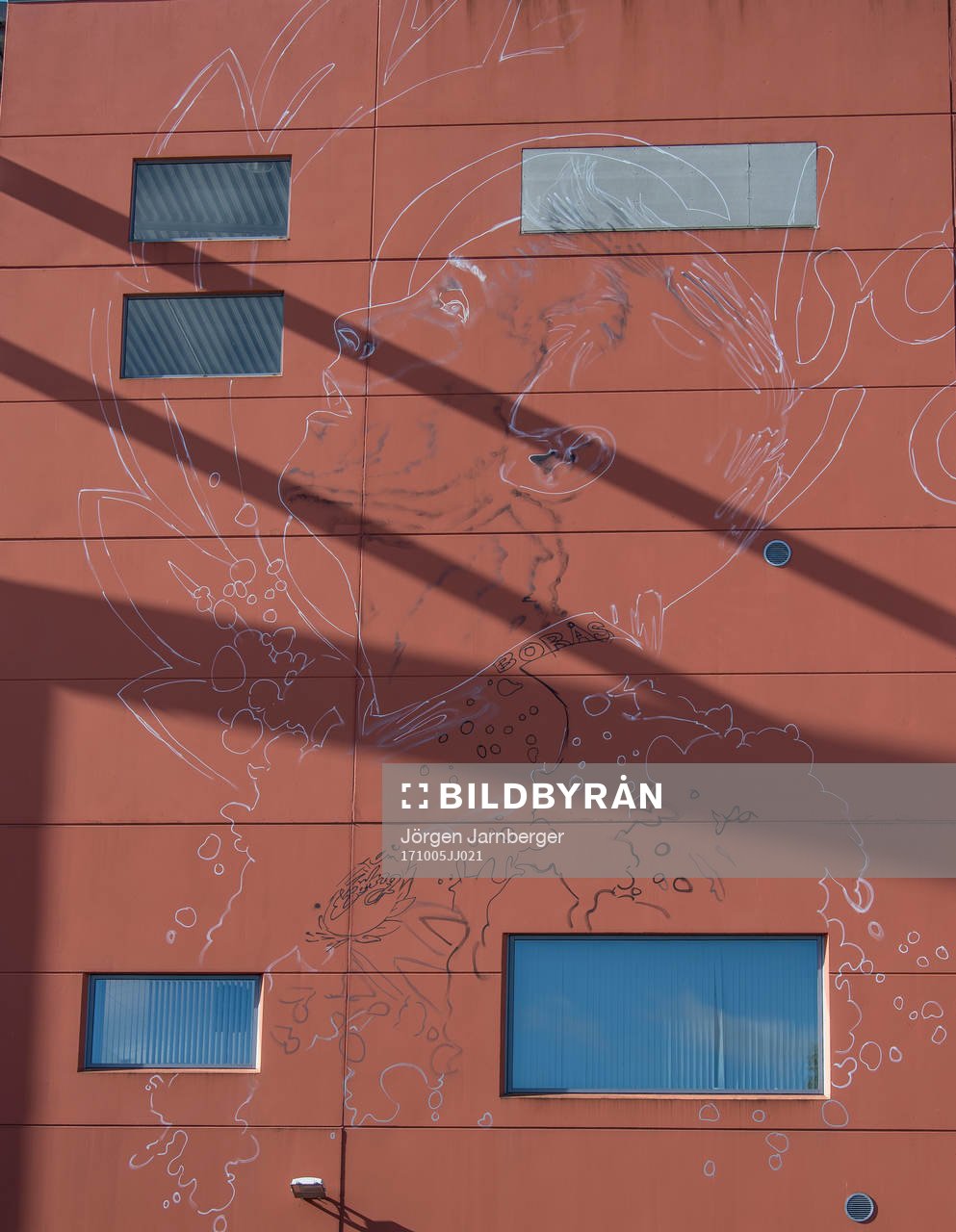 Konstnären Shai Dahan skiss på väggen då Anders