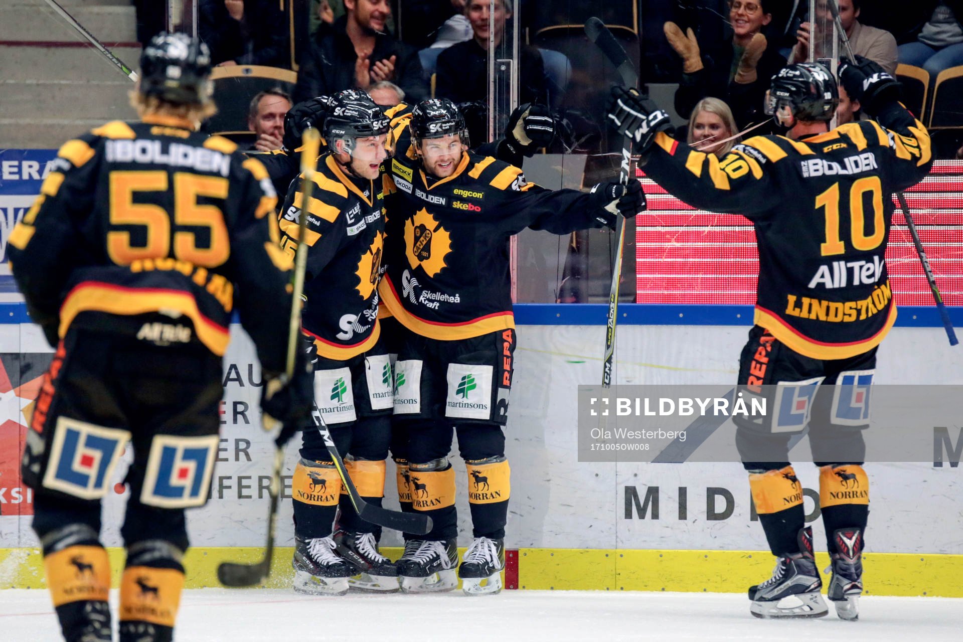 Skellefteås Anton Öhman jublar med lagkamrater
