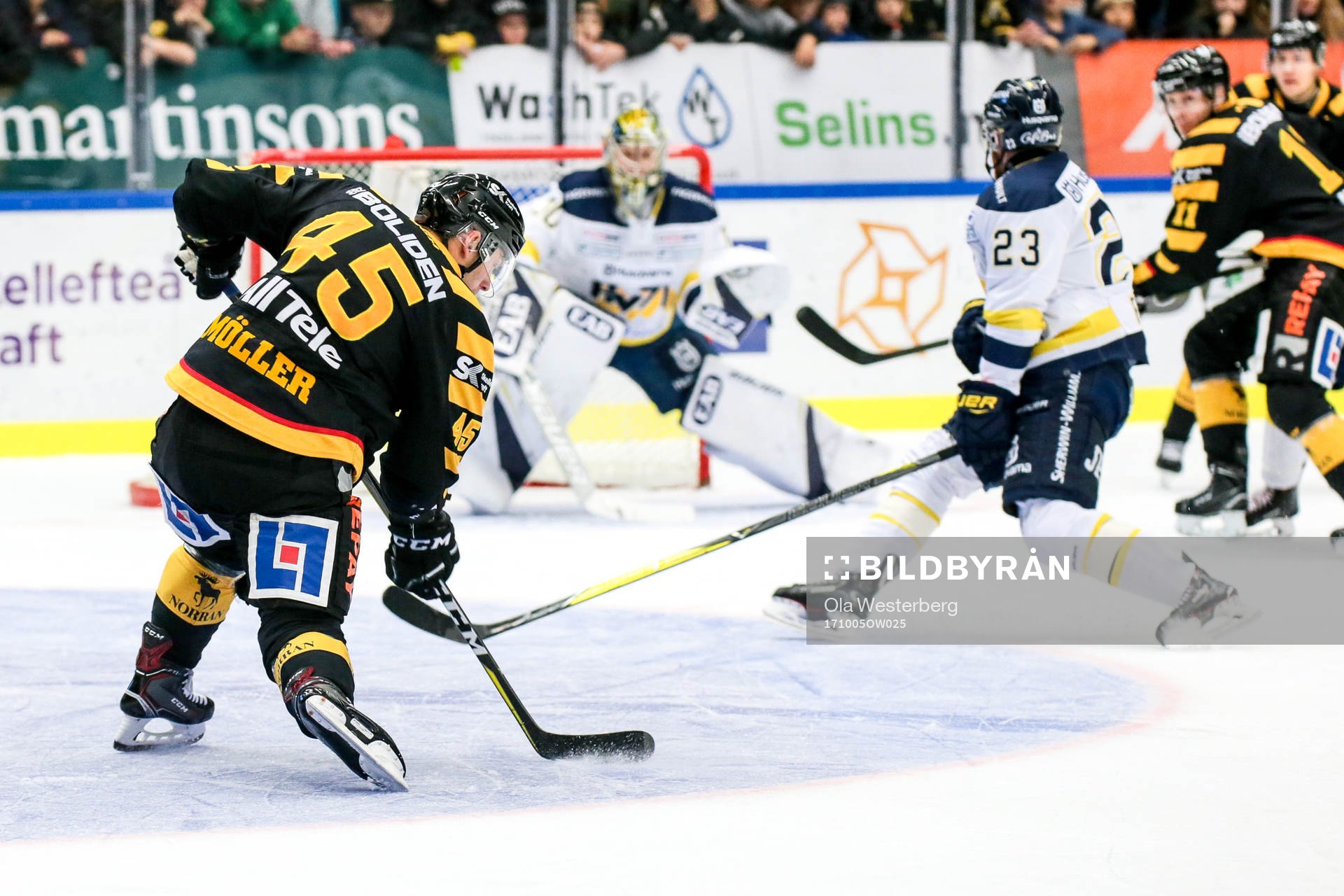 Skellefteås Oscar Möller skjuter