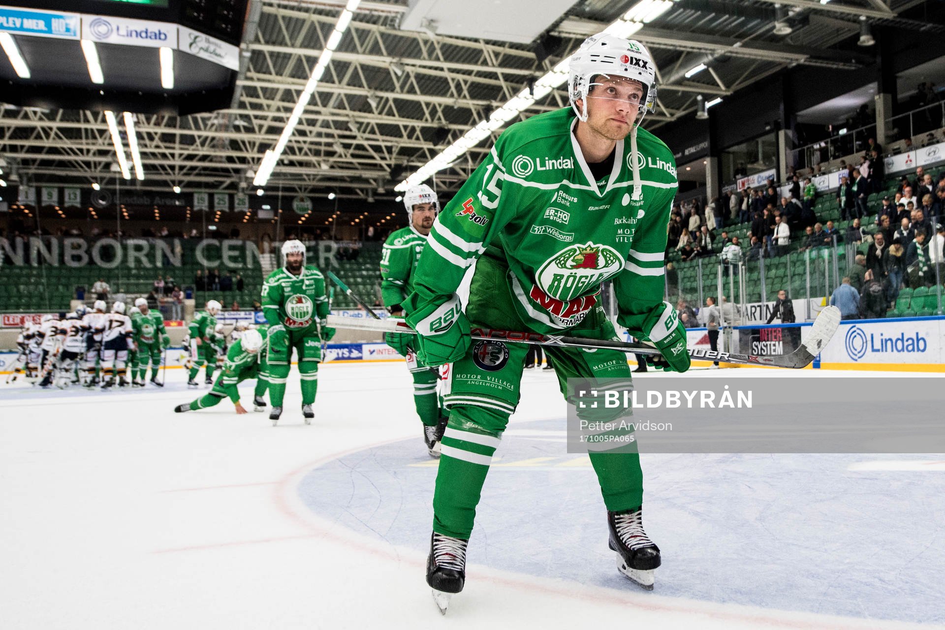 Rögles Simon Ryfors deppar när han lämnar isen