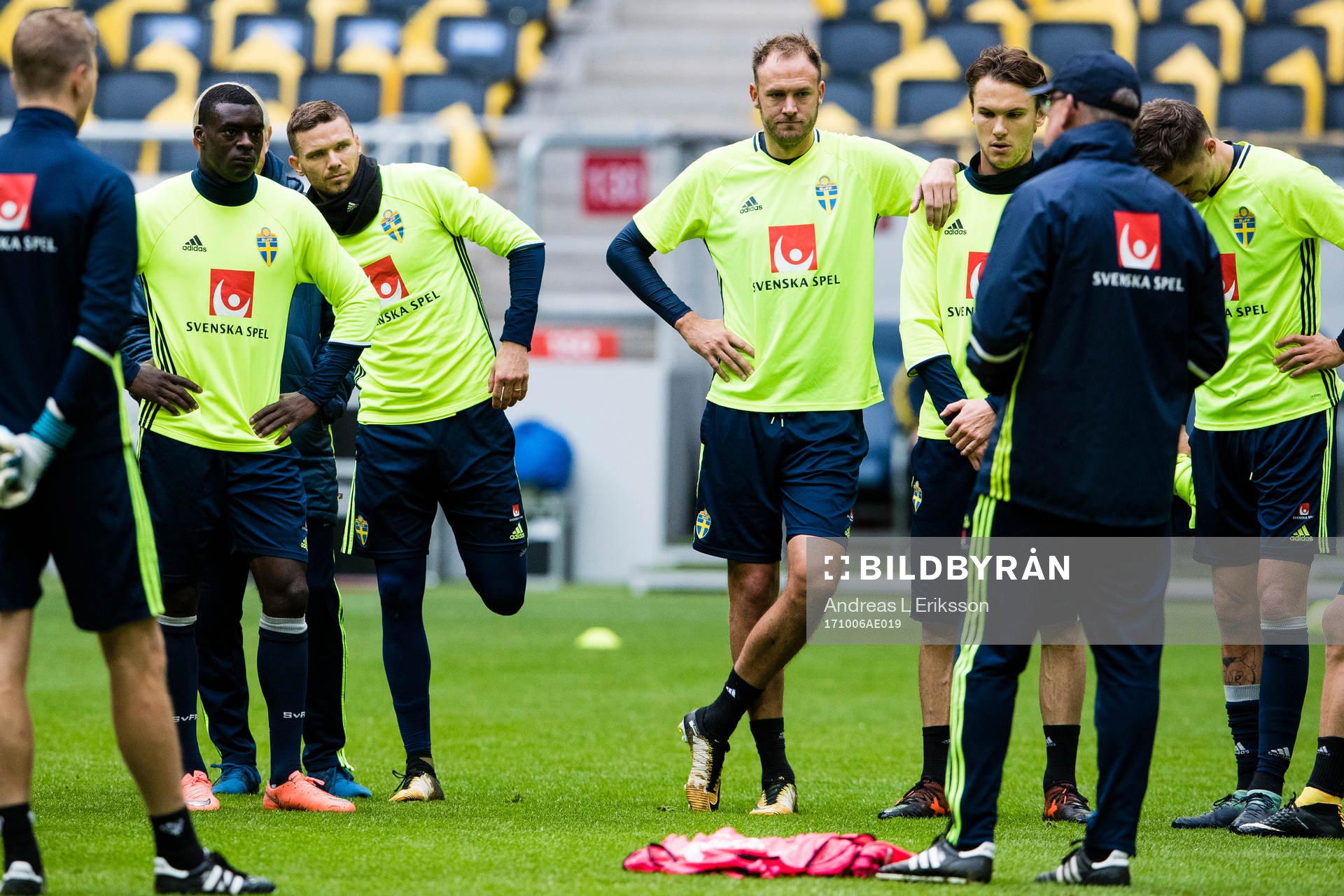 Sveriges Ken Sema, Marcus Berg, Andreas Granqvist och Albin Ekdal lyssnar till förbundskapten Janne Andersson under en träning med Sveriges fotbollslandslag den 6 oktober 2017 i Stockholm.