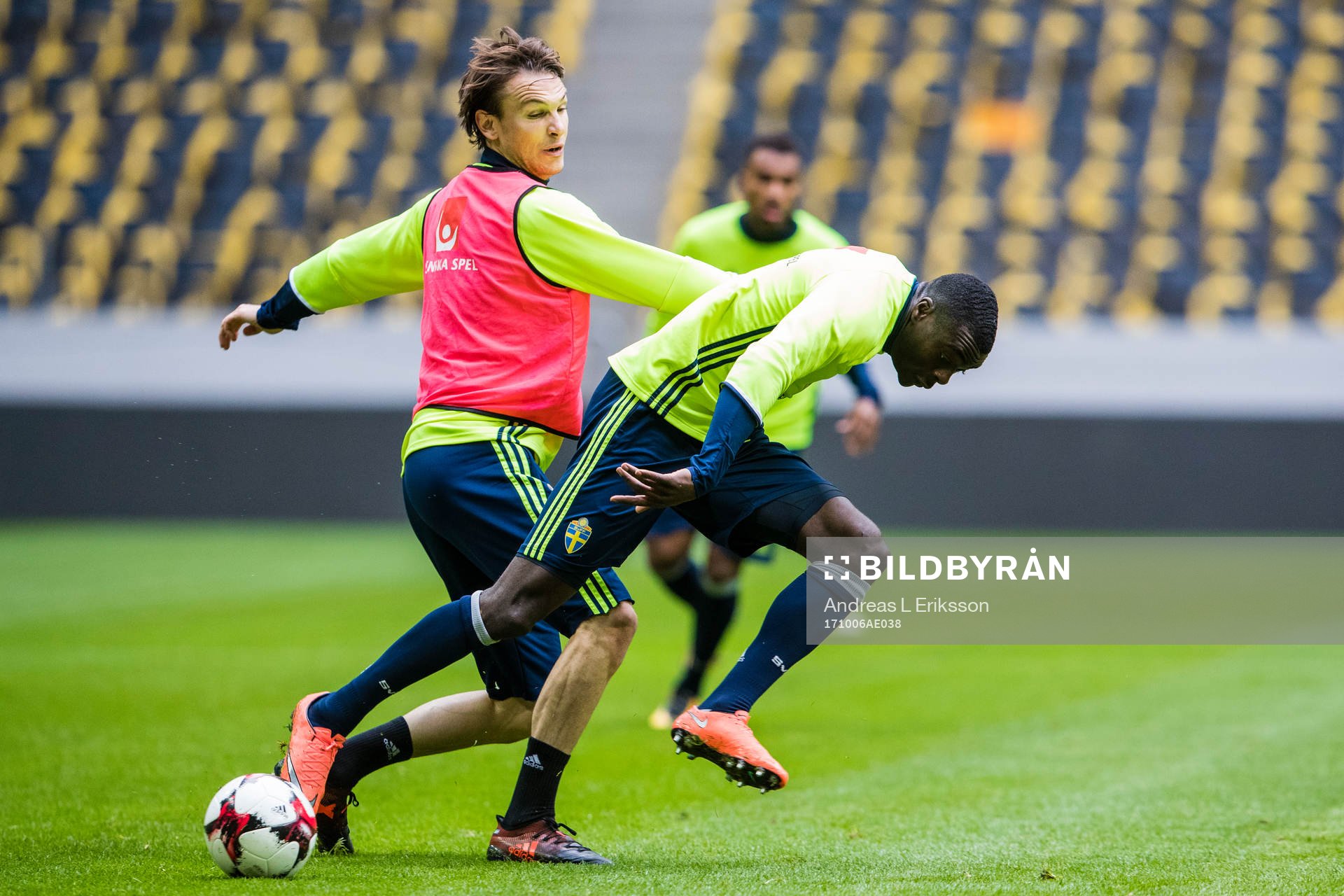 Sveriges Albin Ekdal och Ken Sema under en träning med Sveriges fotbollslandslag den 6 oktober 2017 i Stockholm. 