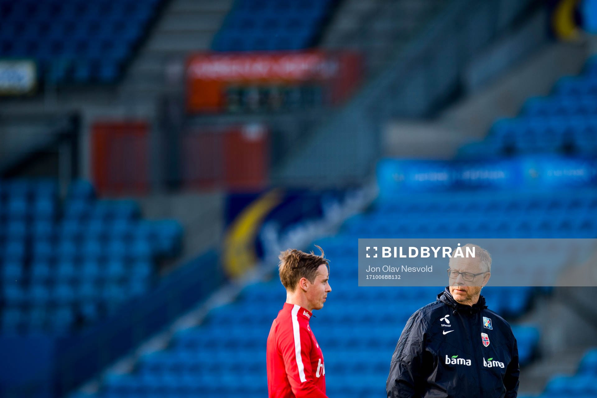 Stefan Johansen and Lars Lagerbäck, head coach of Norway