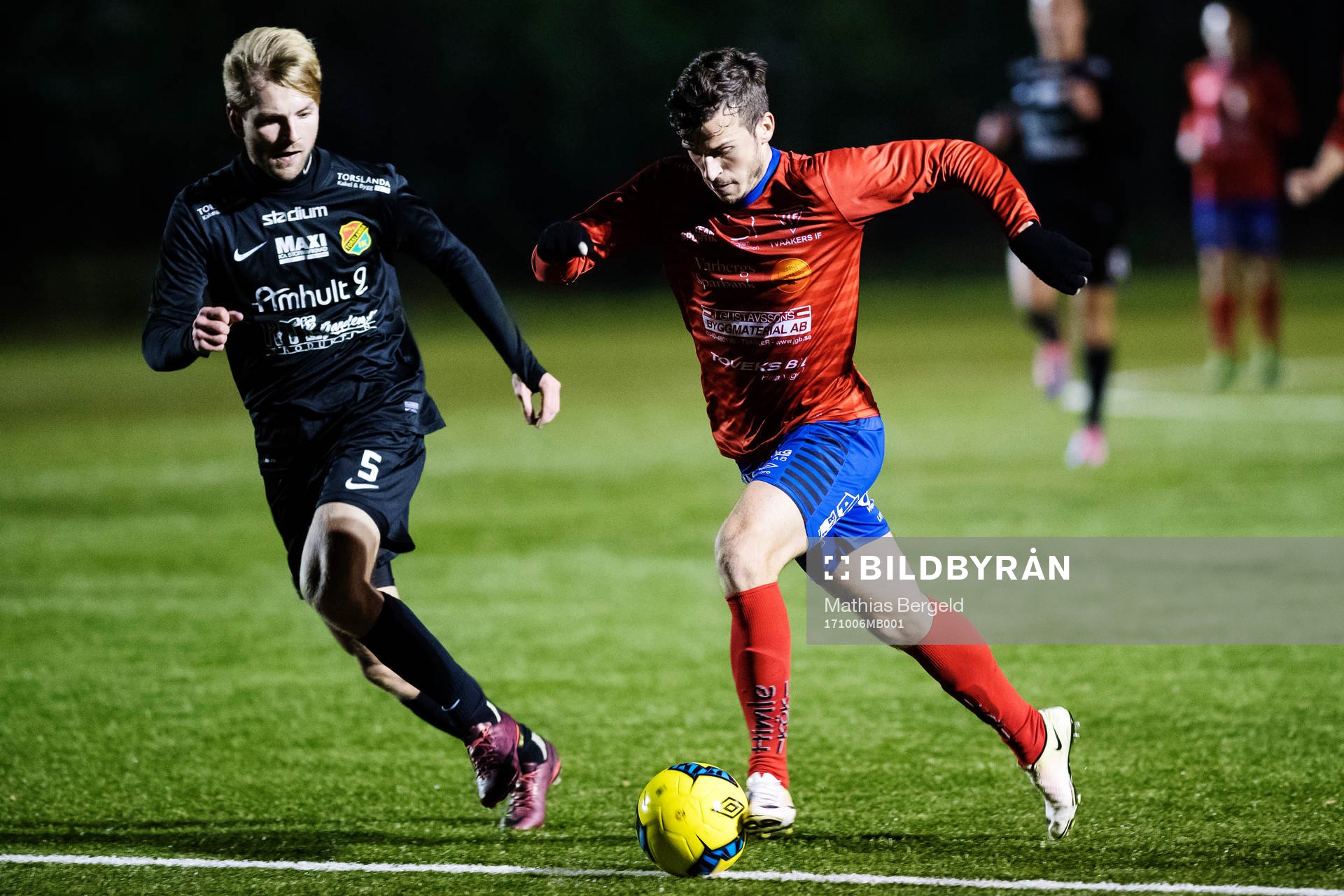 Torslandas Karl Thornberg försvarar mot Tvååkers Labinot Syla under fotbollsmatchen i Division 2 Västra Götaland mellan Tvååker och Torslanda den 6 september 2017 i Tvååker.