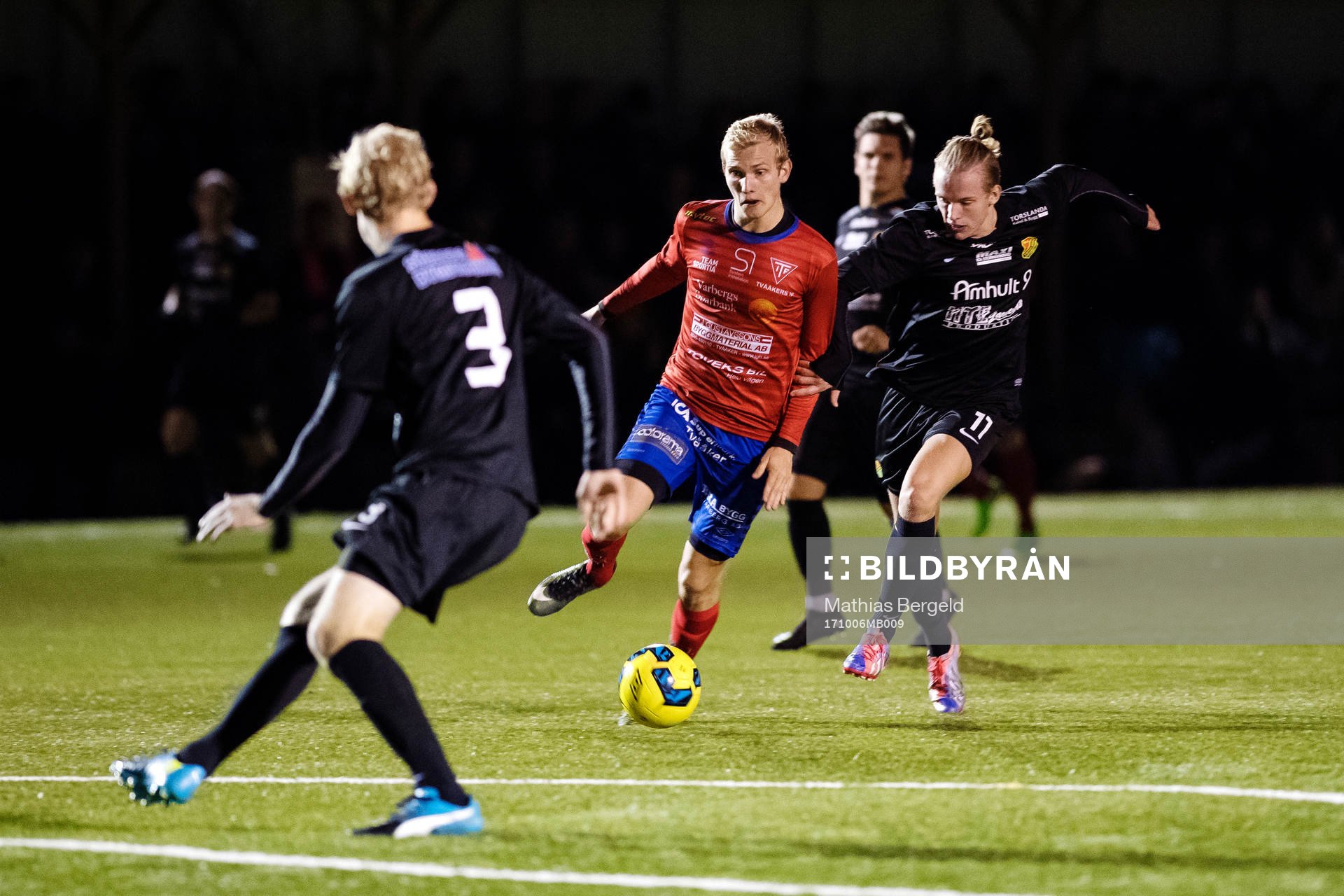 Torslandas Anton Olsson och Zackarias Strandell försvarar