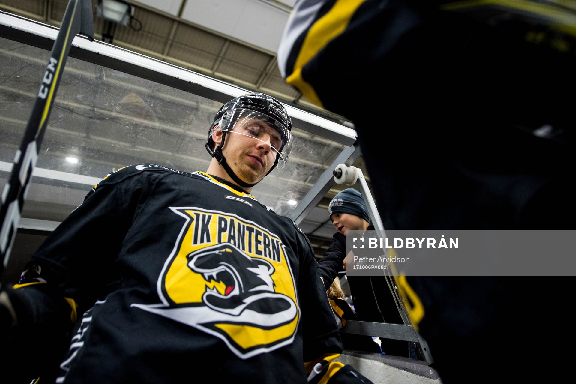 Panterns Johan Ivarsson är påväg ut mot isen
