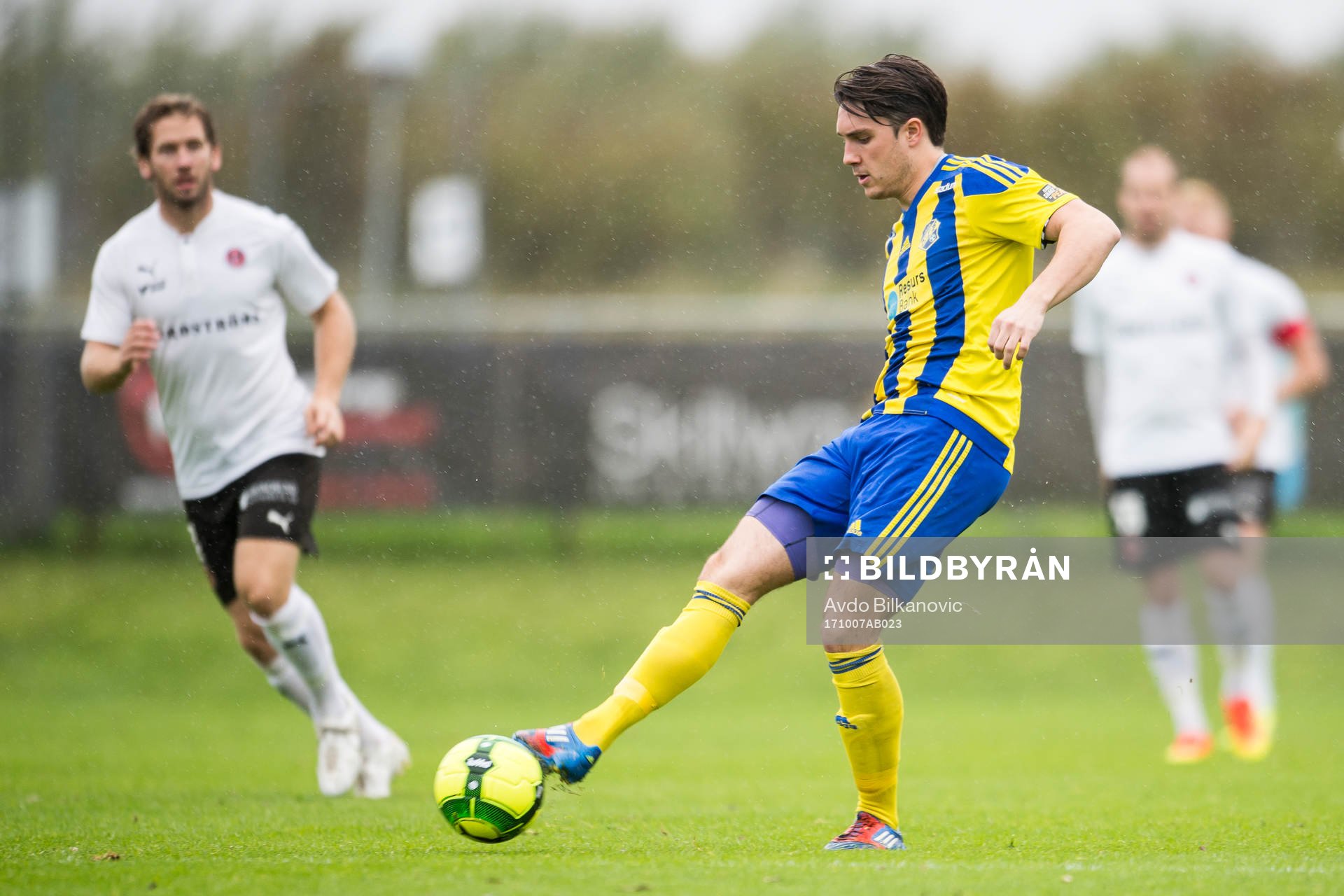 Eskilsminnes Mikael Berglund Bengtsson under fotbollsmatchen i Division 2 Västra, mellan Hittarp och Eskilsminne den 7 oktober 2017 i Hittarp.