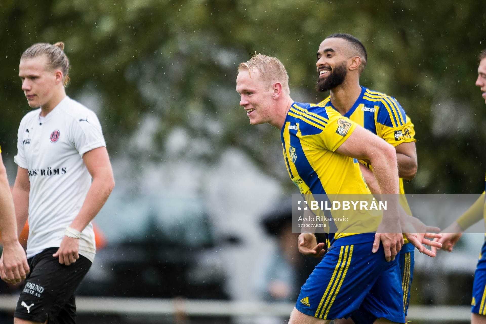 Eskilsminnes Philip Petersson och Kamal Barny jublar