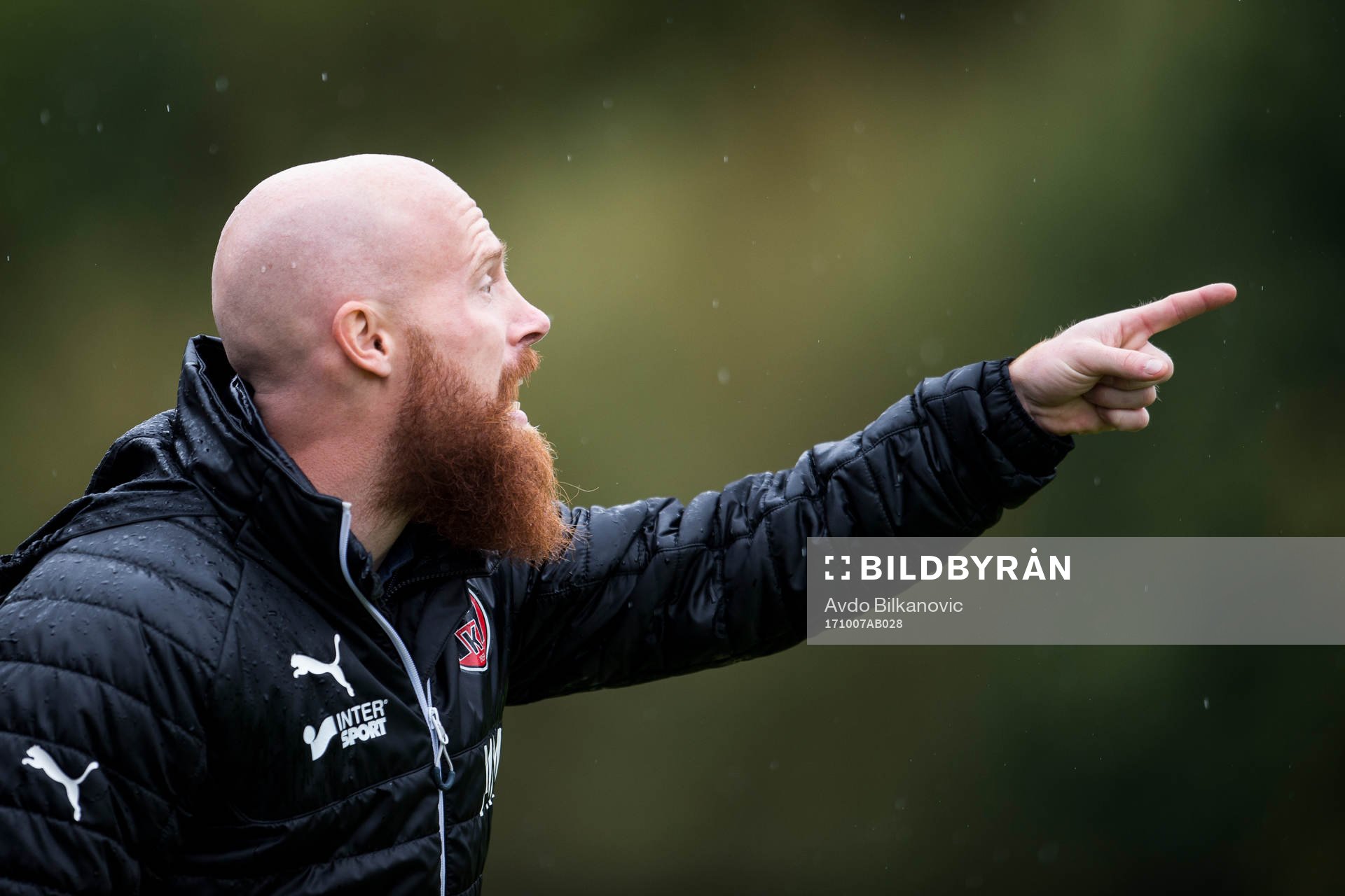 Hittarps tränare Max Mölder agerar