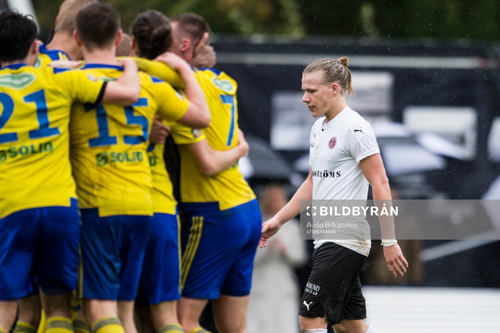 Hittarps Jonathan Olsson deppar medan Eskilsminnes spelare