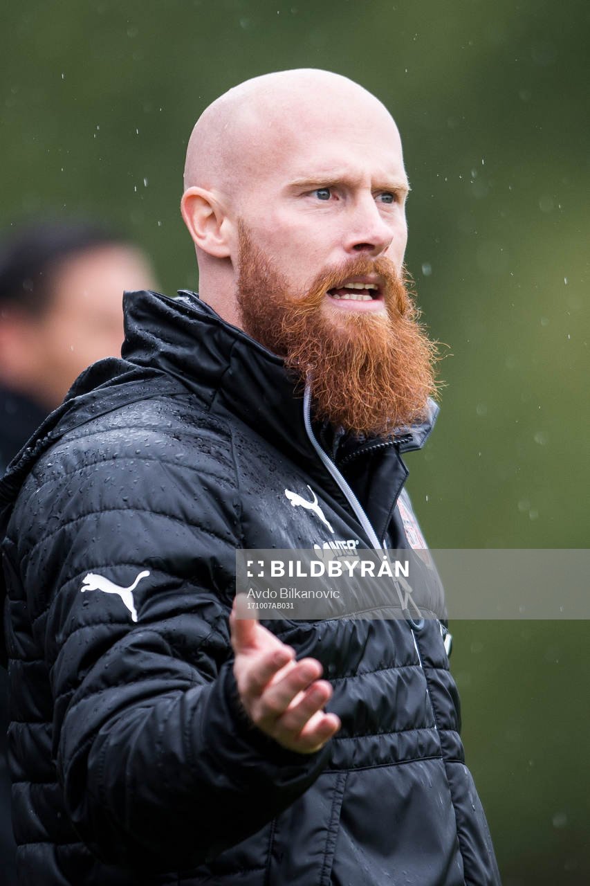 Hittarps tränare Max Mölder agerar