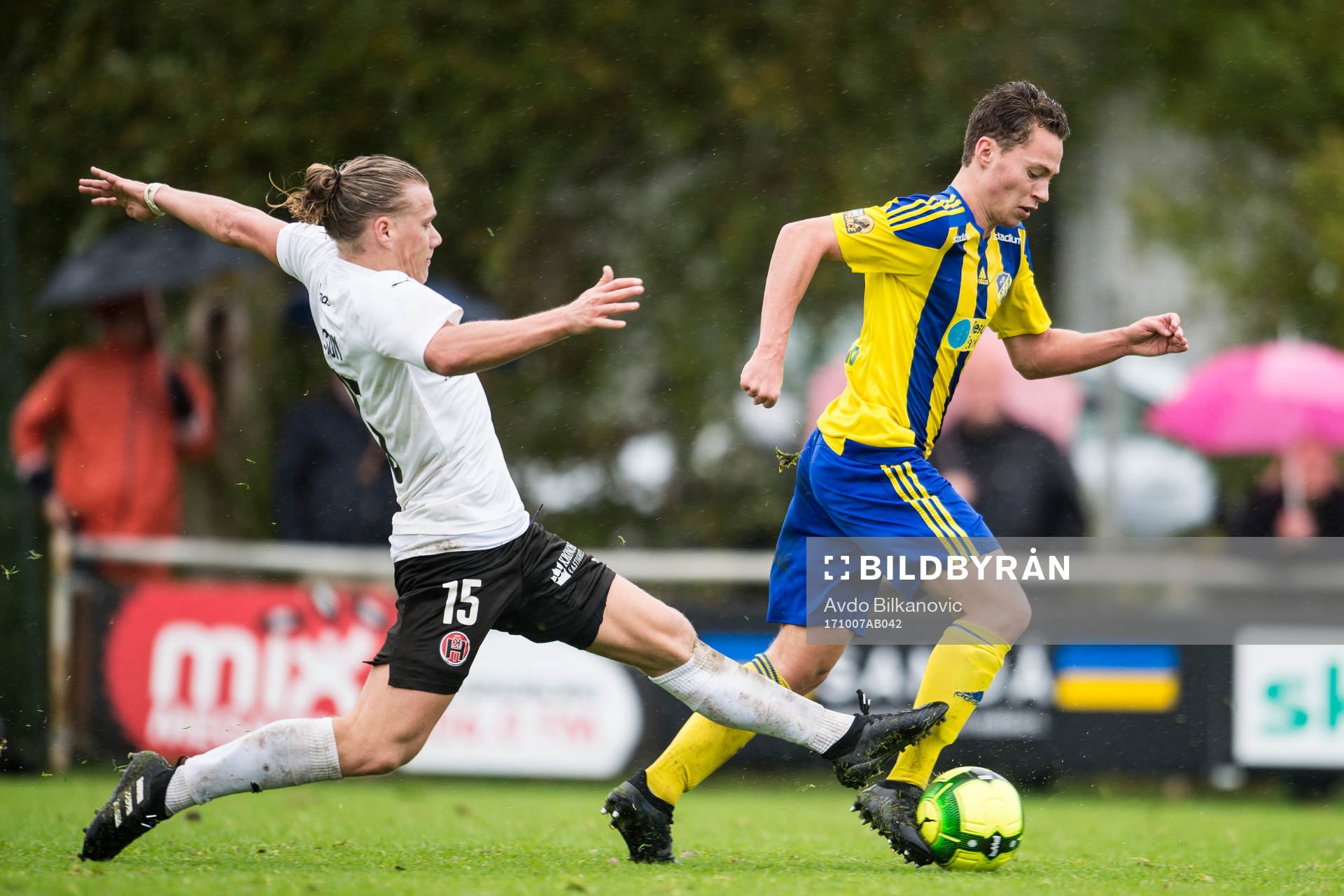 Hittarps Jonathan Olsson jagar Eskilsminnes Anton Kinnander