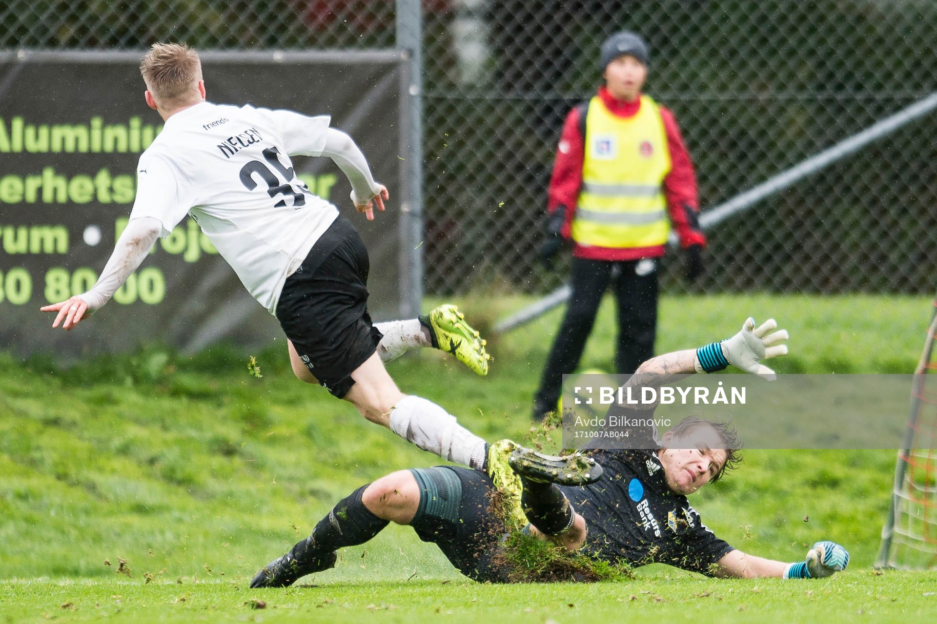 Hittarps Niklas Nielsen bränner målchans mot Eskilsminnes målvakt Pontus Löfvenmark under fotbollsmatchen i Division 2 Västra, mellan Hittarp och Eskilsminne den 7 oktober 2017 i Hittarp.