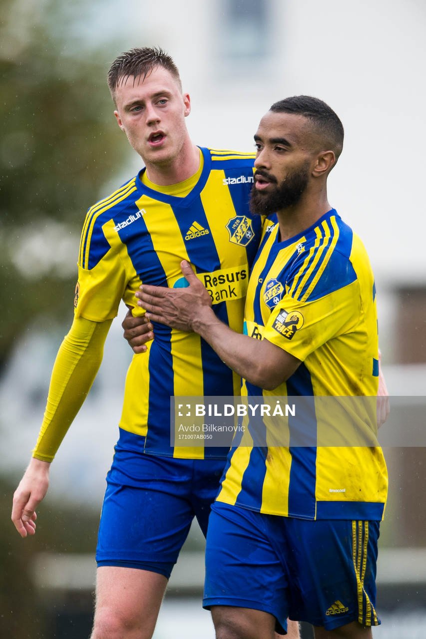 Eskilsminnes Kamal Barny och Anton Kinnander jublar