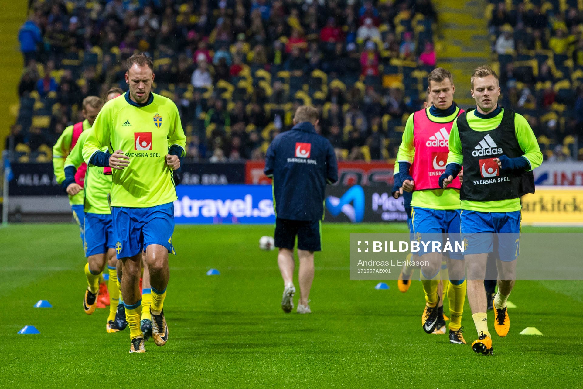 Sveriges spelare värmer upp före VM-kvalmatchen i fotboll