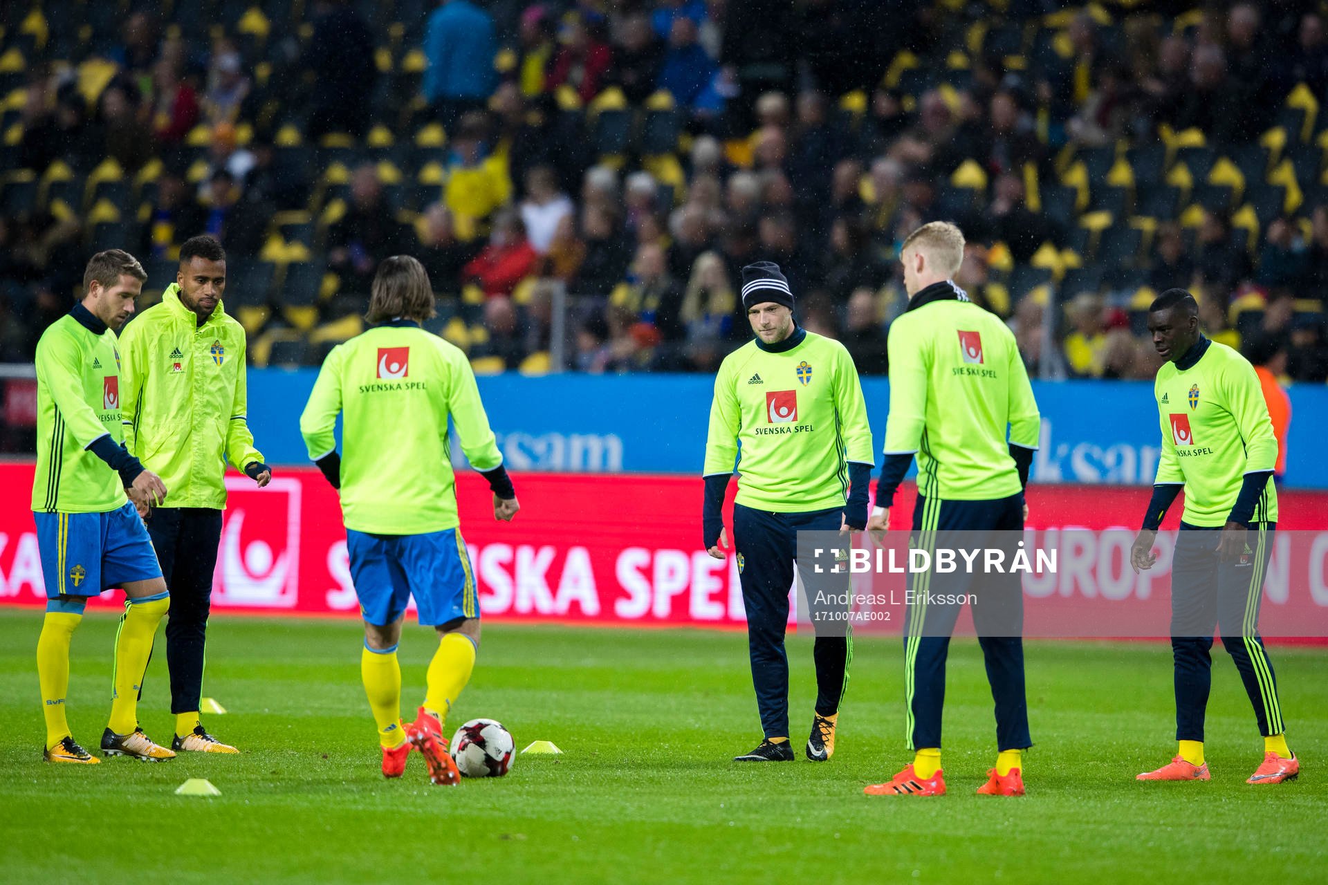 Sveriges John Guidetti värmer upp före