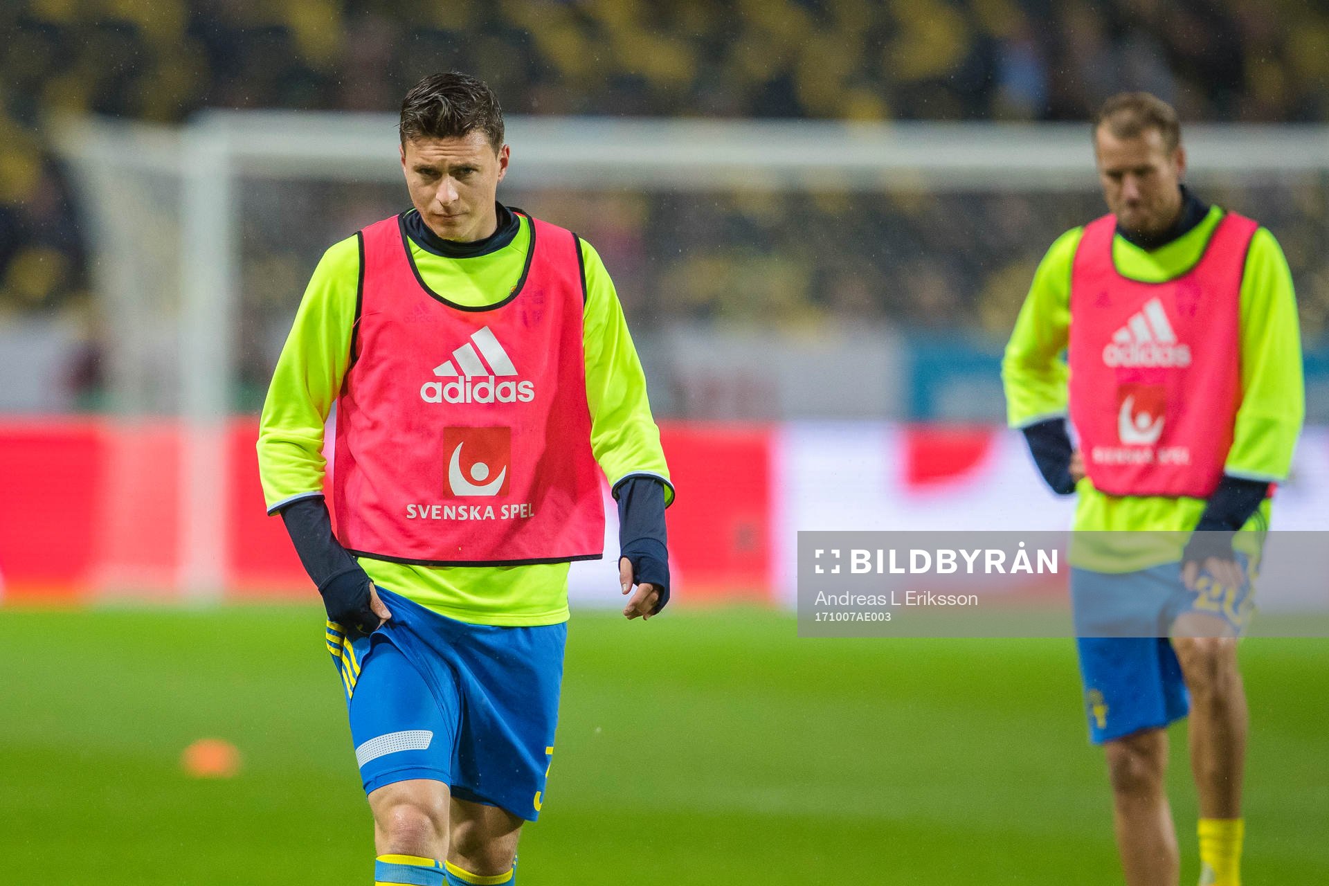 Sveriges Victor Nilsson Lindelöf och Ola Toivonen före