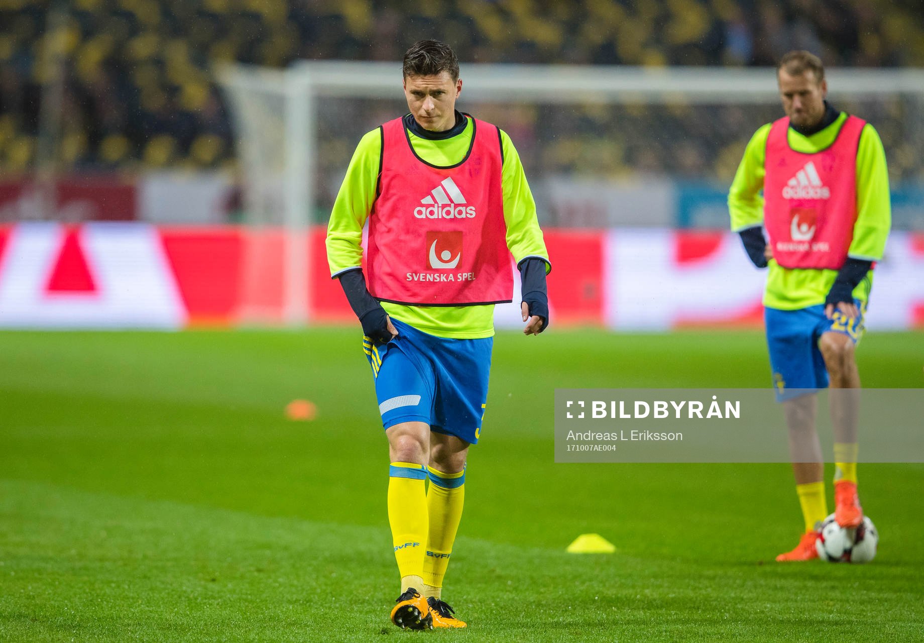 Sveriges Victor Nilsson Lindelöf och Ola Toivonen före