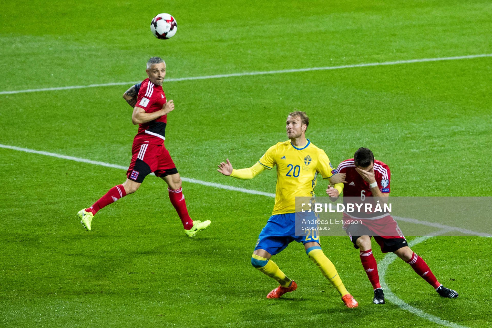 Sveriges Ola Toivonen och Luxemburgs Chris Philipps