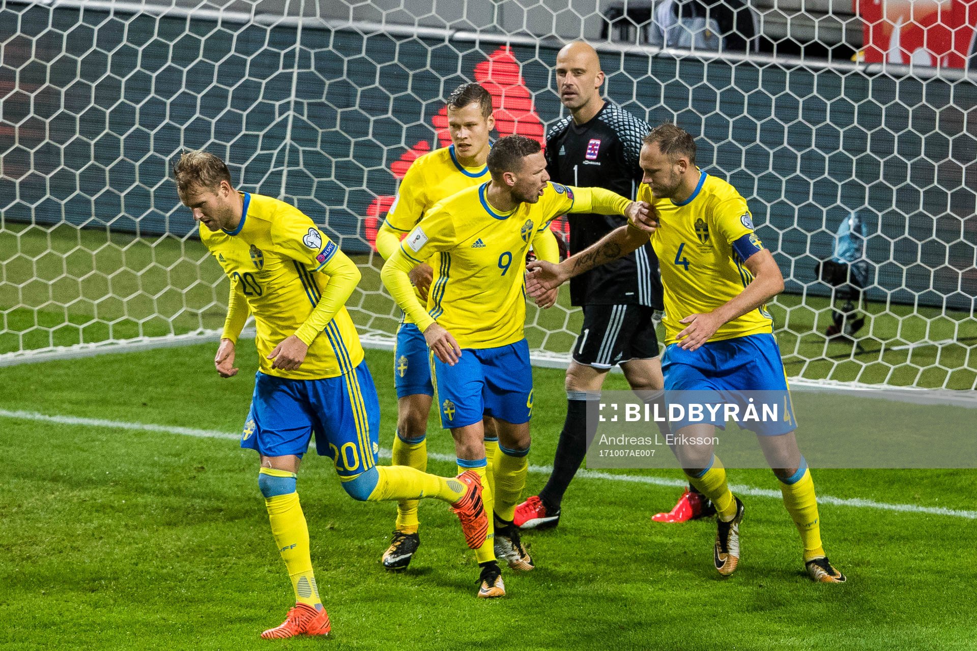 Sveriges Ola Toivonen , Marcus Berg , Oscar Wendt jublar