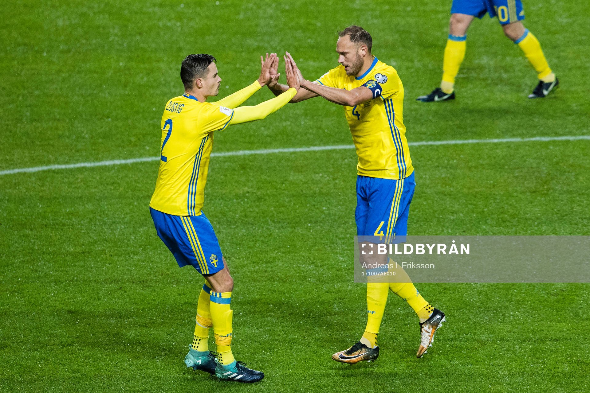 Sveriges Mikael Lustig och Andreas Granqvist jublar efter att Granqvist gjort 1-0 under VM-kvalmatchen i fotboll mellan Sverige och Luxemburg den 7 oktober 2017 i Stockholm.