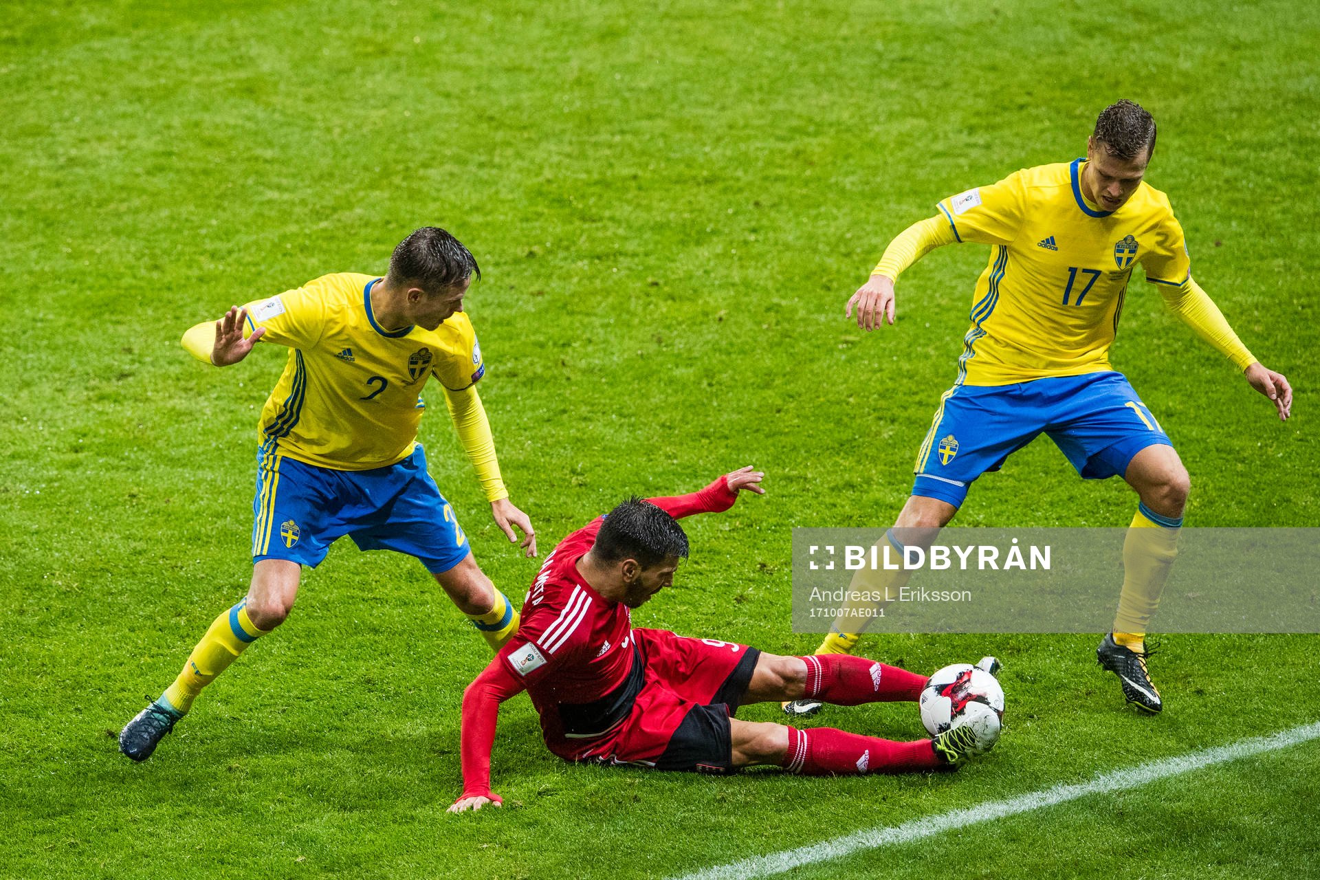 Sveriges Mikael Lustig och Viktor Claessoni kamp om bollen