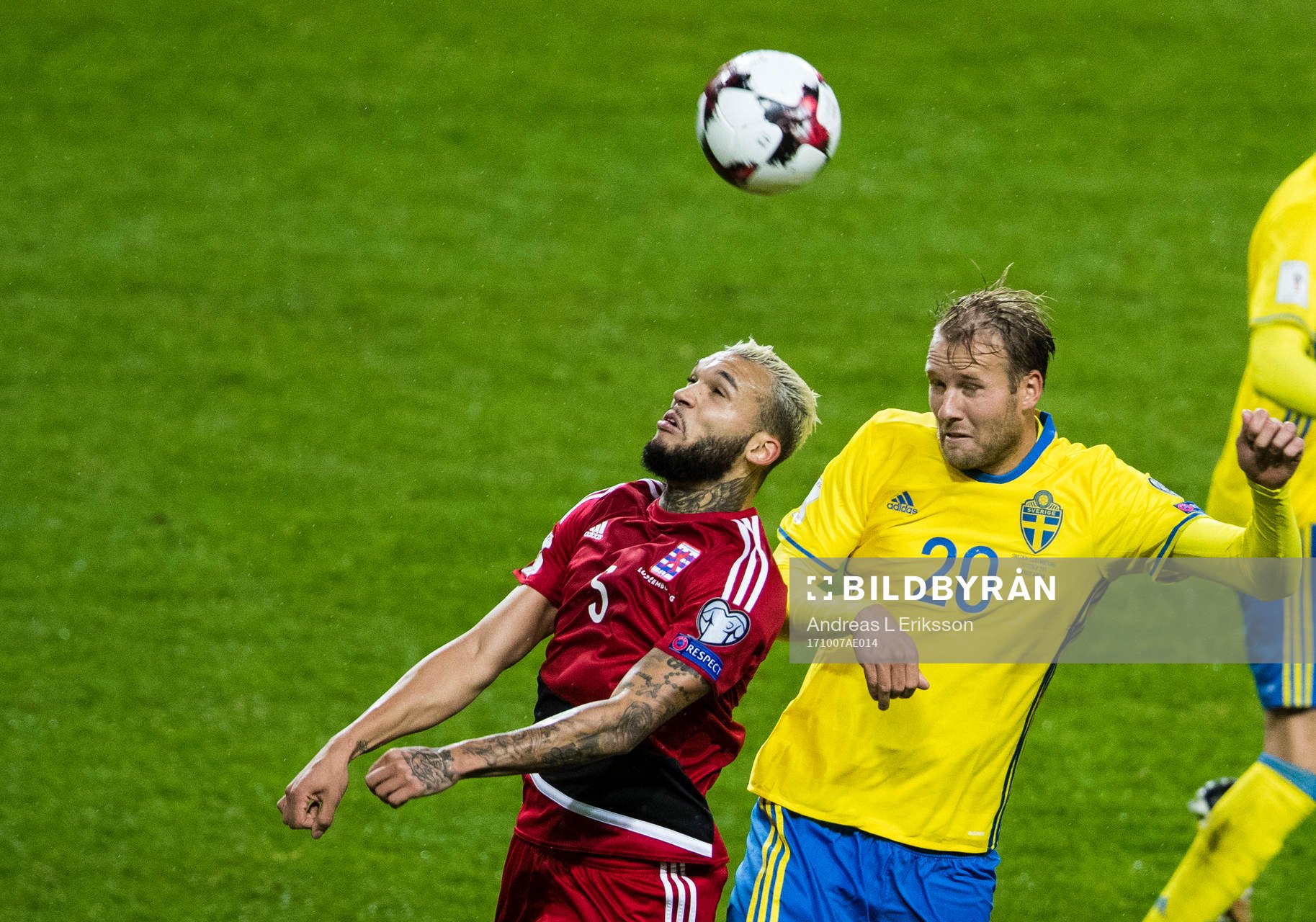 Luxemburgs Dwayn Holter i en nickduell med Sveriges Ola