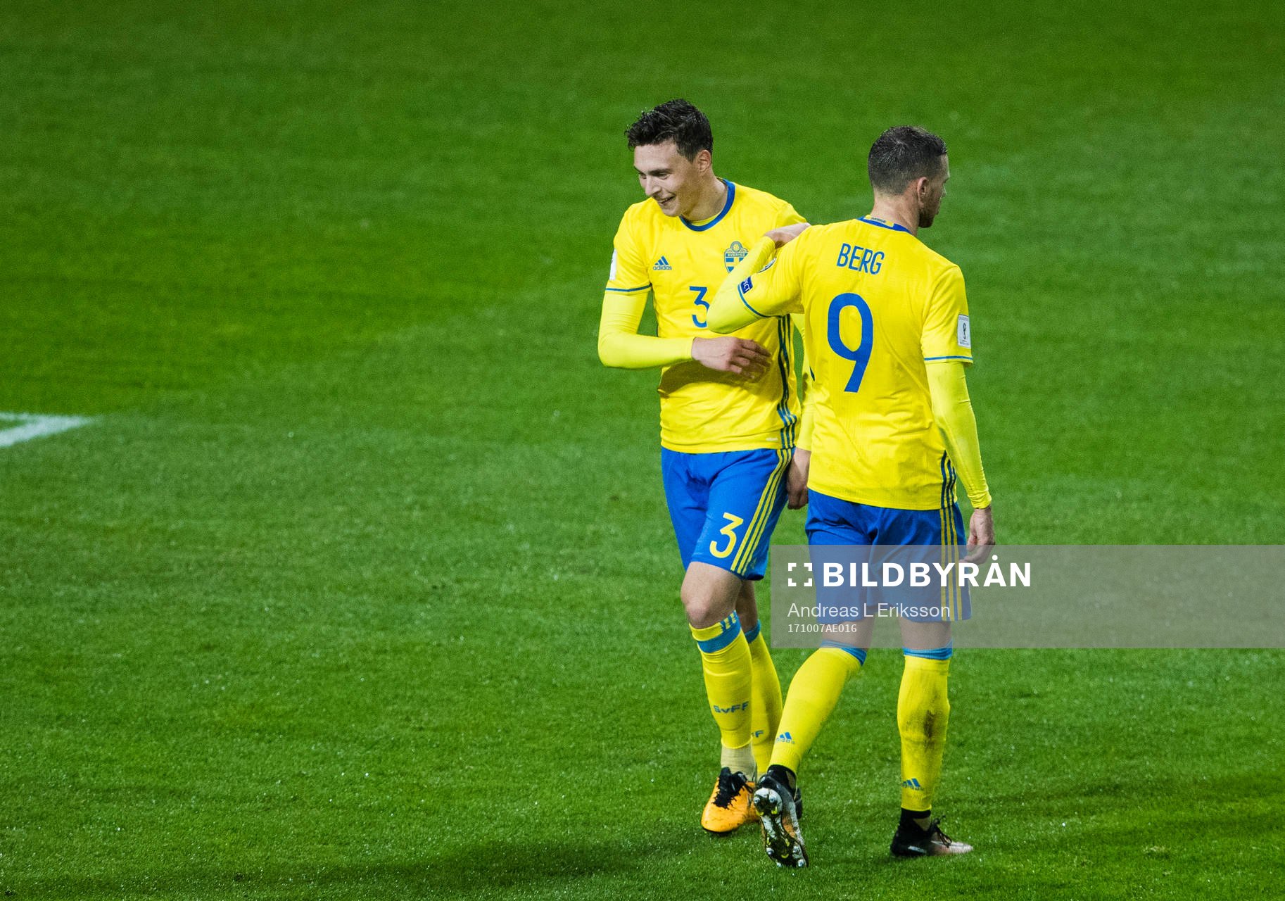 Sveriges Victor Nilsson Lindelöf och Marcus Berg jublar