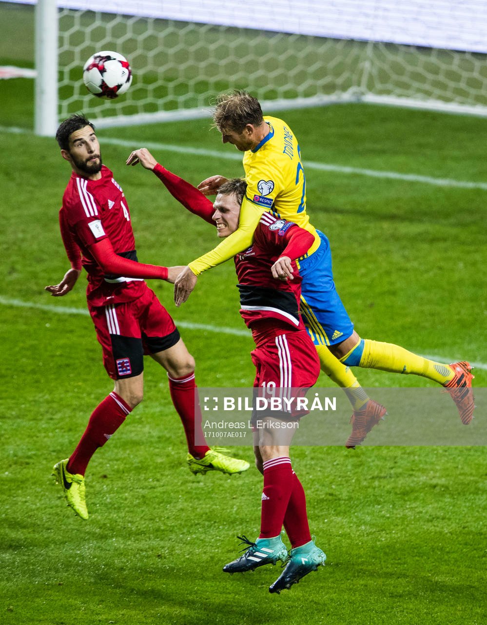 Sveriges Ola Toivonen i en nickduell med Luxemburgs Mathias